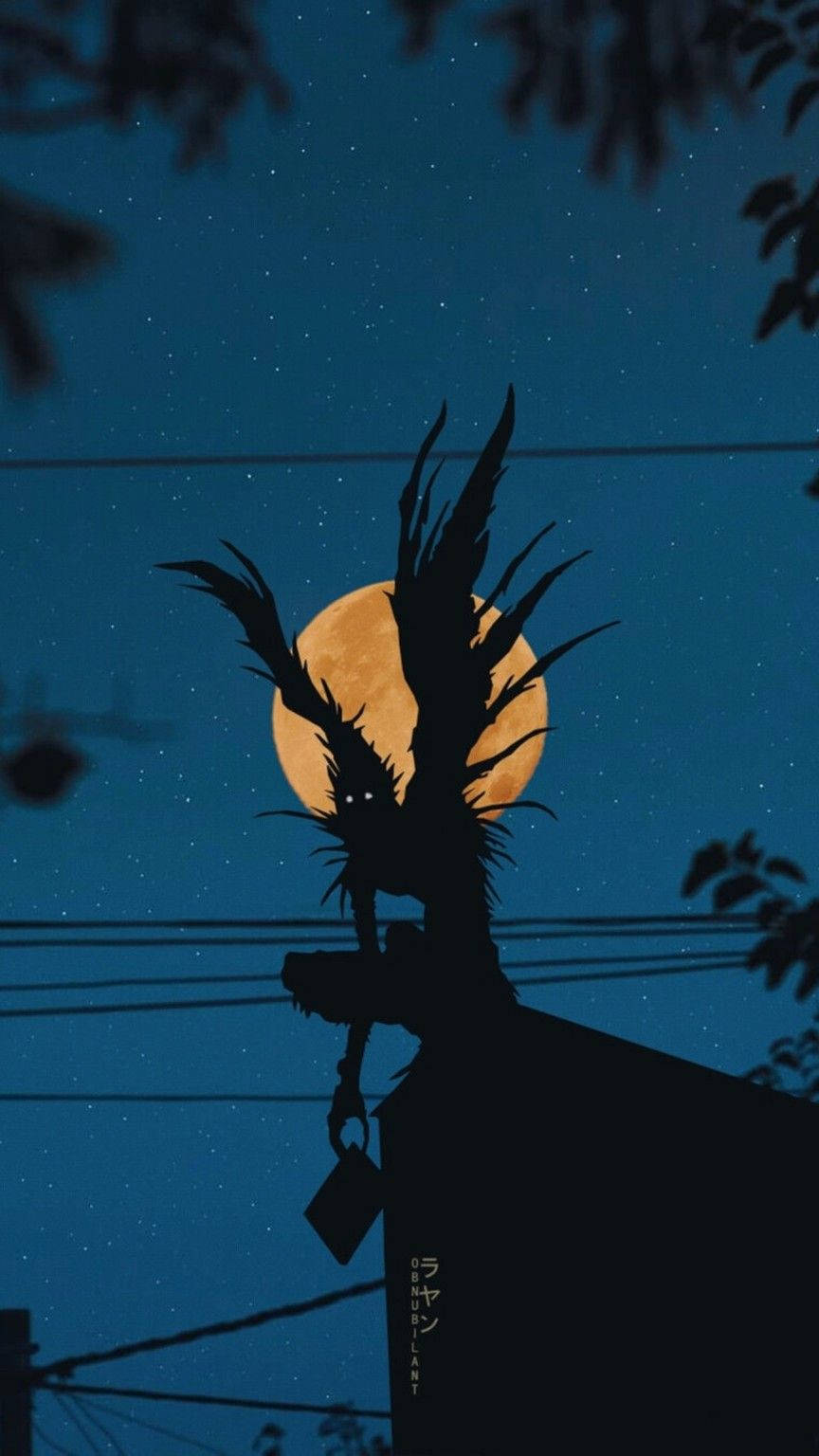 死亡筆記本 桌布 壁紙 — 一隻烏鴉的剪影棲息在屋頂上，背景是繁星點點的夜空，身後有一輪明亮的滿月。