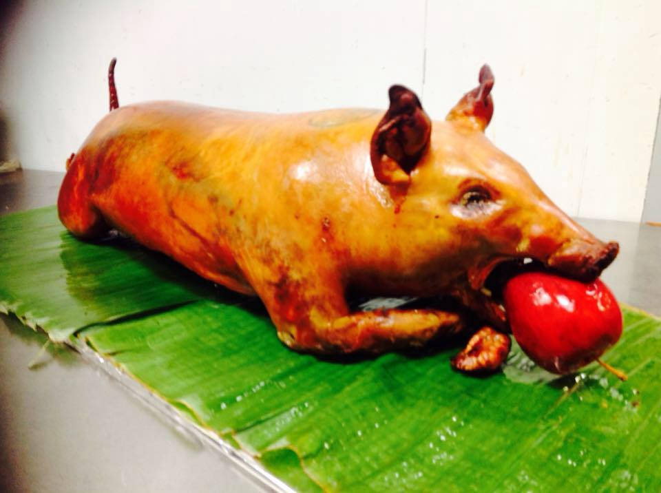 香蕉葉上的烤豬，嘴裡有紅蘋果 — 食物動圖 壁紙