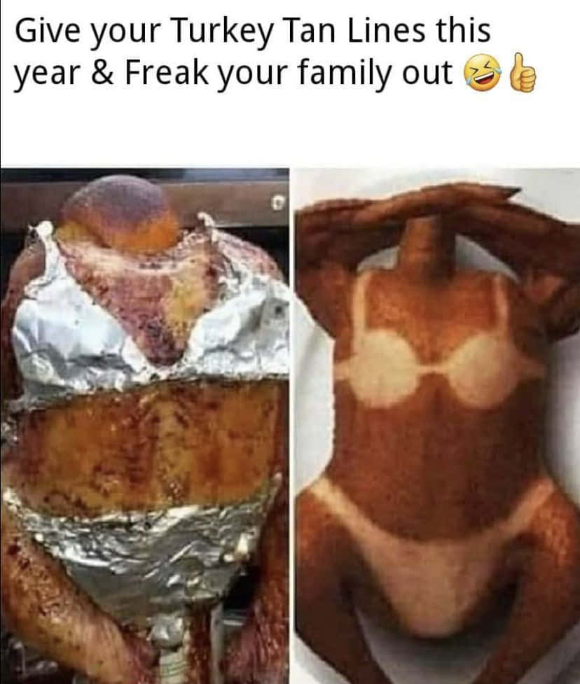 Holiday Memes 桌布 壁紙 — 一隻烤火雞，胸部覆蓋著錫箔紙，露出胸罩和內褲形狀的曬痕。
