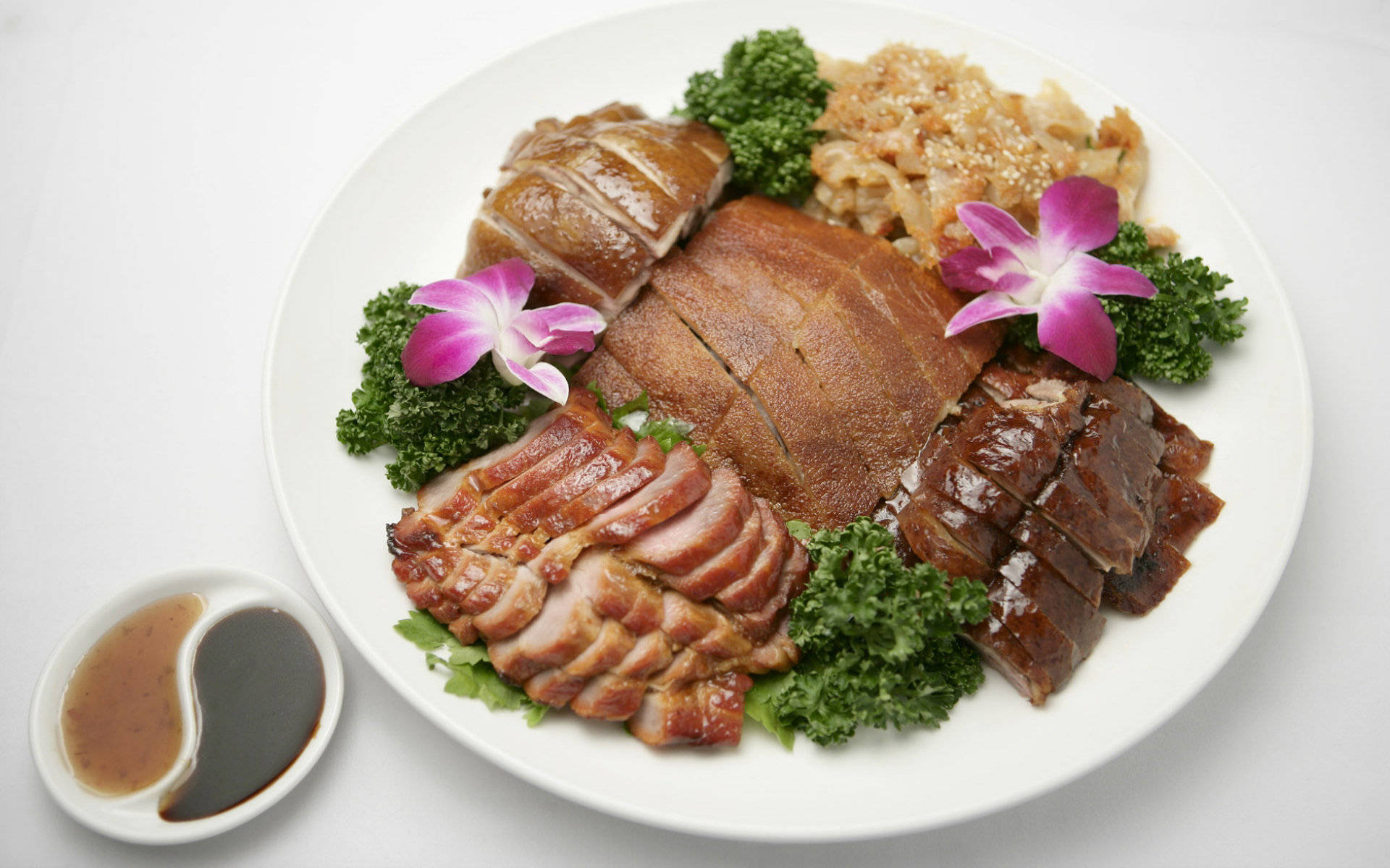 4K 食物 桌布 壁紙 — 一隻烤鴨放在白色盤子上，配上光澤的醬汁，並以紫色蘭花和綠色羽衣甘藍裝飾，擺盤精美。