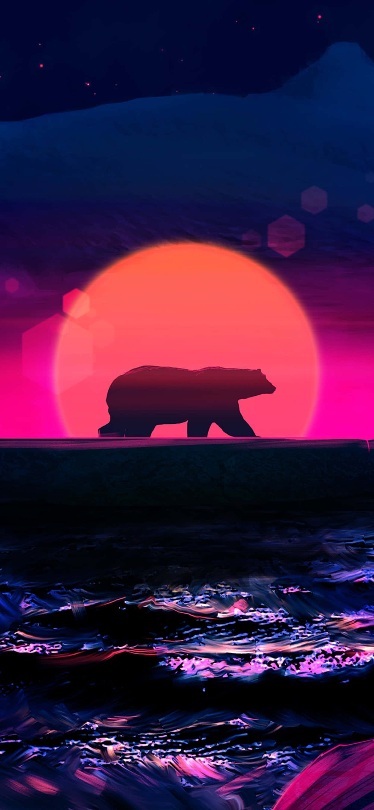 Bear iPhone 桌布 壁紙 — 一隻熊的剪影在日落時分走過懸崖，背後發光的橙色太陽映照在紫色的水面上。