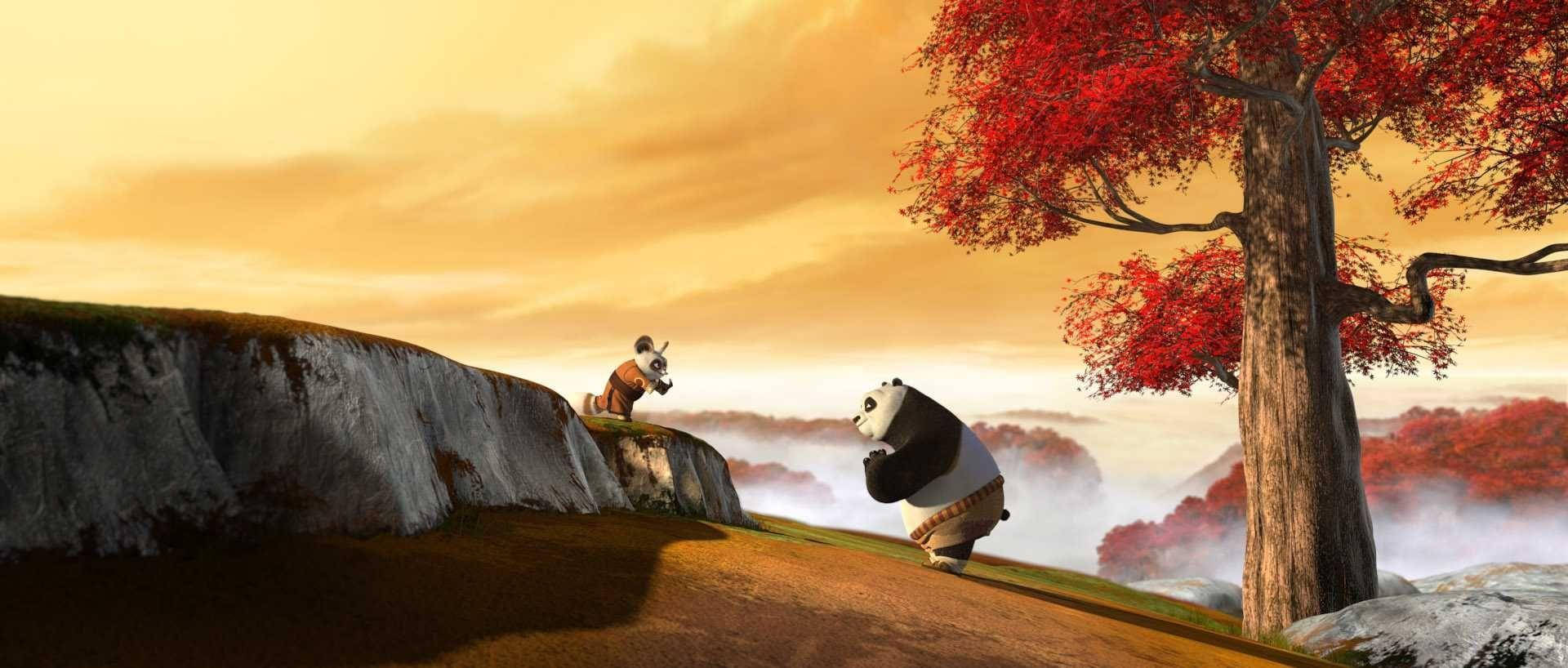 Tree 桌布 壁紙 — 一隻熊貓和一隻猴子站在懸崖邊，金色天空下有一棵紅楓樹，下方是霧氣繚繞的山巒。