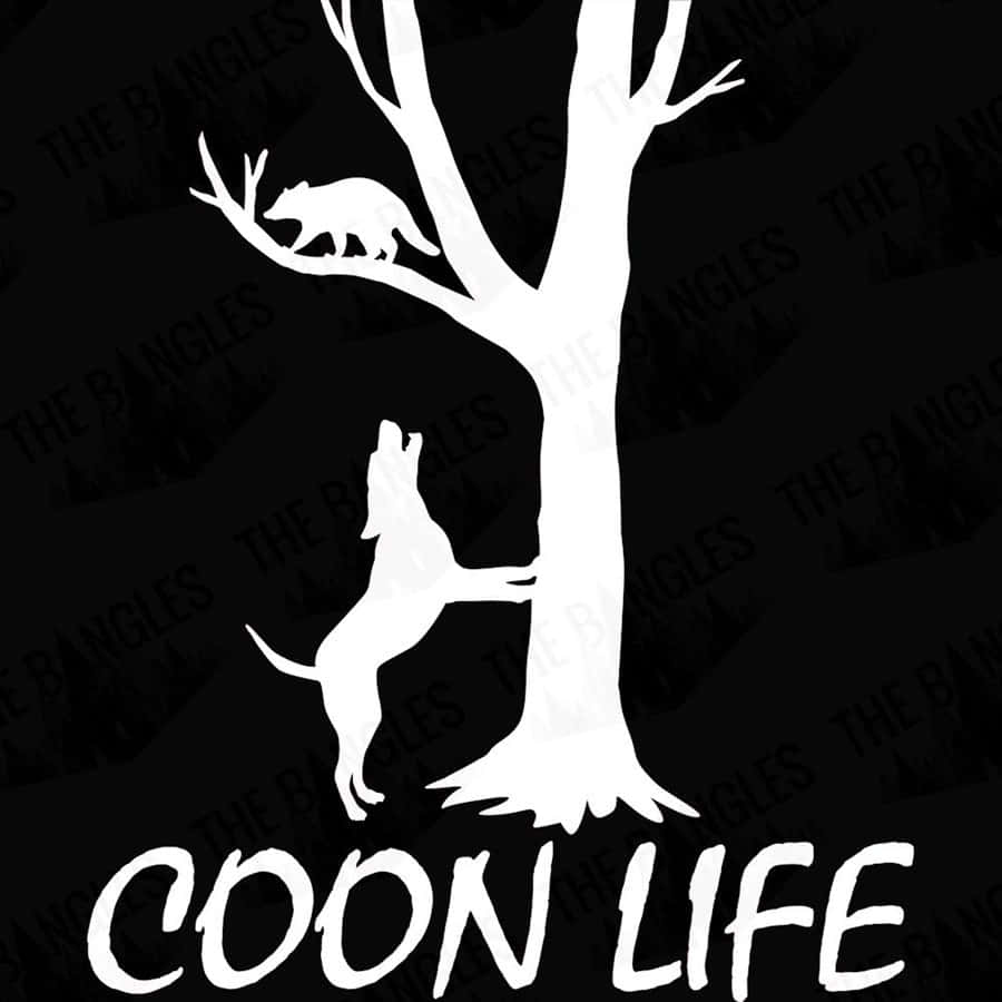 raccoon 桌布 壁紙 — 一隻狗伸向樹上浣熊的鮮明白色剪影，背景為黑色，並有粗體文字寫著 coon life。