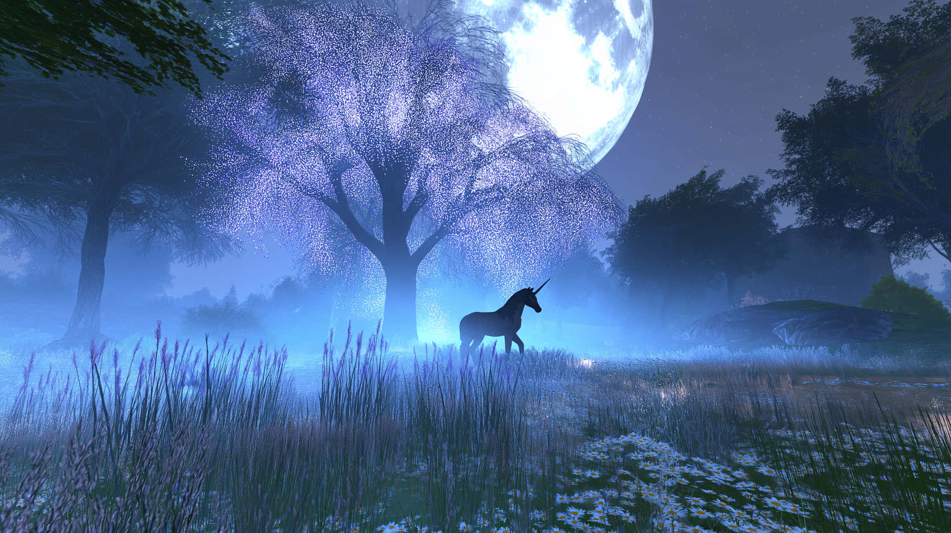 Lunar Glade Unicorn 壁紙 — 一隻獨角獸獨自站在霧氣瀰漫的田野中，在閃爍的滿月下，有一棵樹閃爍著藍光。