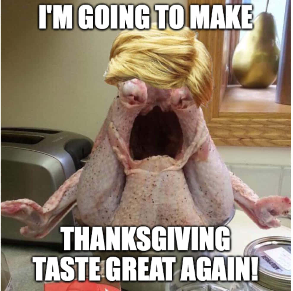 Thanksgiving Funny 桌布 壁紙 — 一隻生火雞戴著金色假髮，張大嘴巴坐在廚房檯面上，上面寫著「我要讓感恩節再次變得美味！」