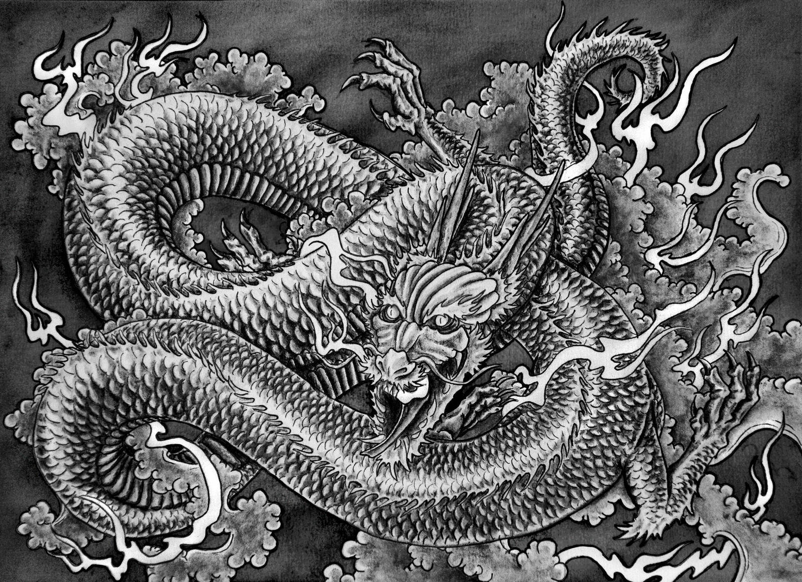 日式龍 PC 桌布 壁紙 — 一隻用墨水繪製的兇猛龍，在旋轉的雲層中盤繞，帶有鋒利的爪子和火焰般的氣息，以單色細節呈現。