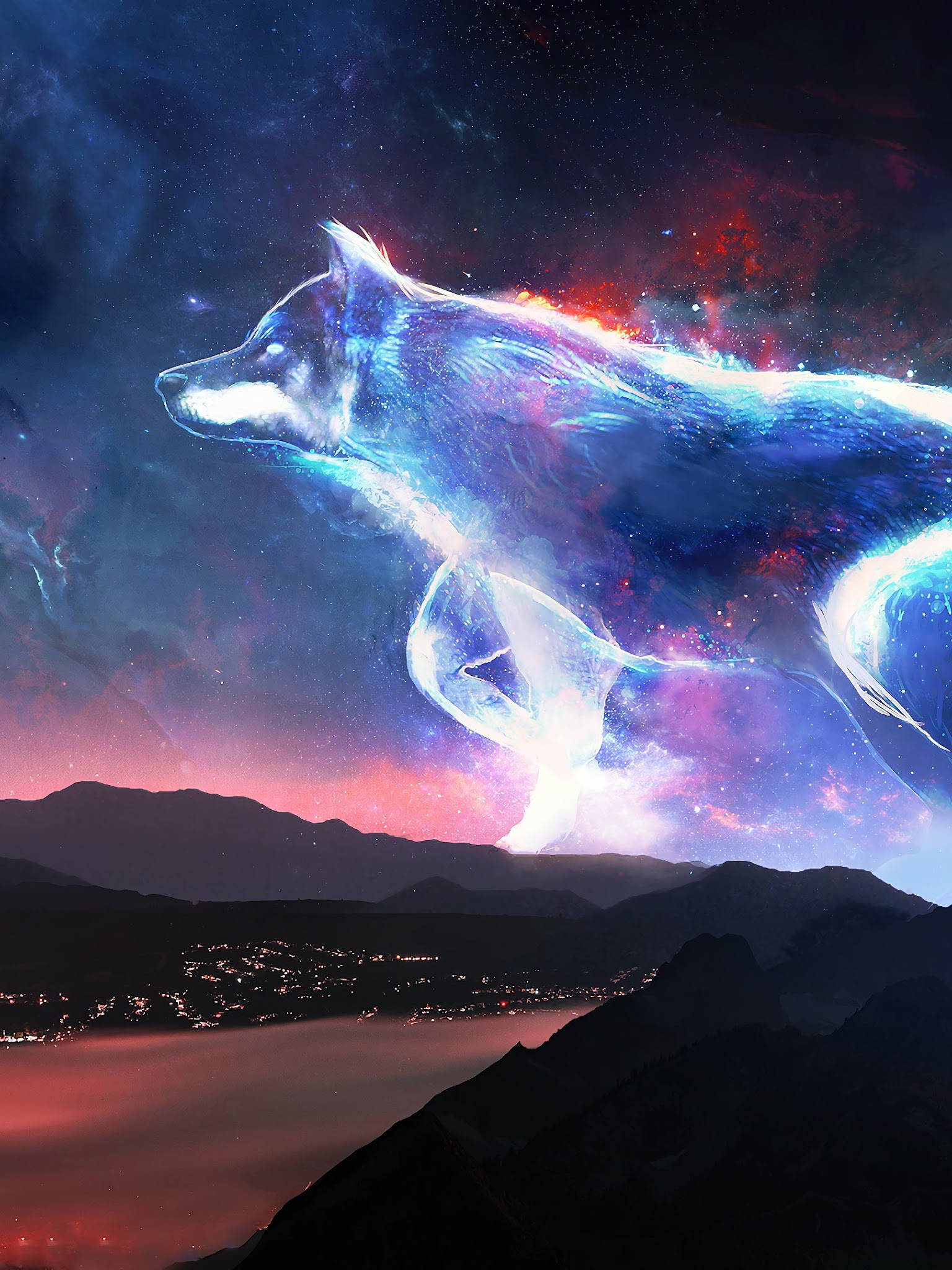 狼 桌布 壁紙 — 一隻由發光星雲組成的宇宙狼在繁星點點的暮色天空下躍過山脈。