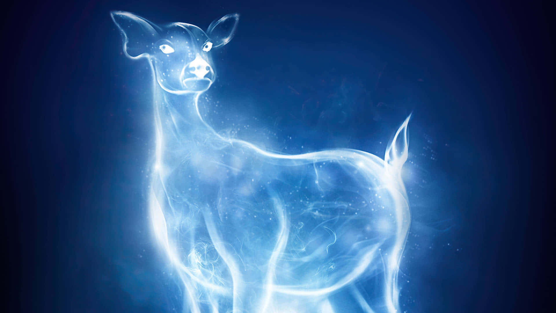 Patronus 桌布 壁紙 — 一隻由發光藍色能量構成的明亮空靈鹿站在黑暗宇宙背景前，周圍有旋轉的粒子。