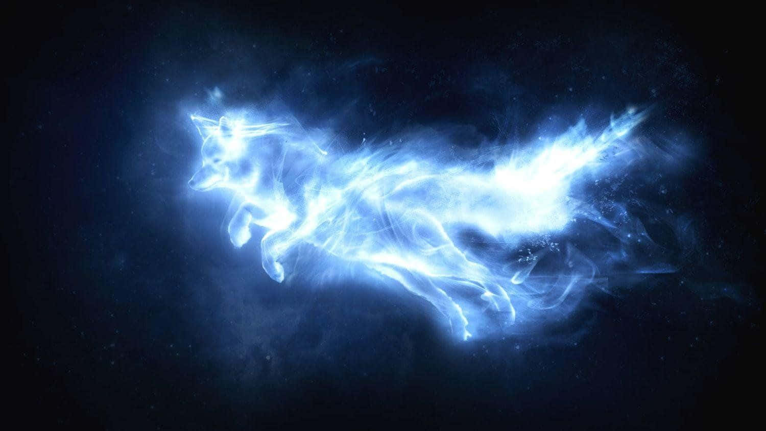 Patronus 桌布 壁紙 — 一隻由電能構成的發光藍色狐狸，帶著發光的軌跡劃過繁星點點的宇宙虛空。