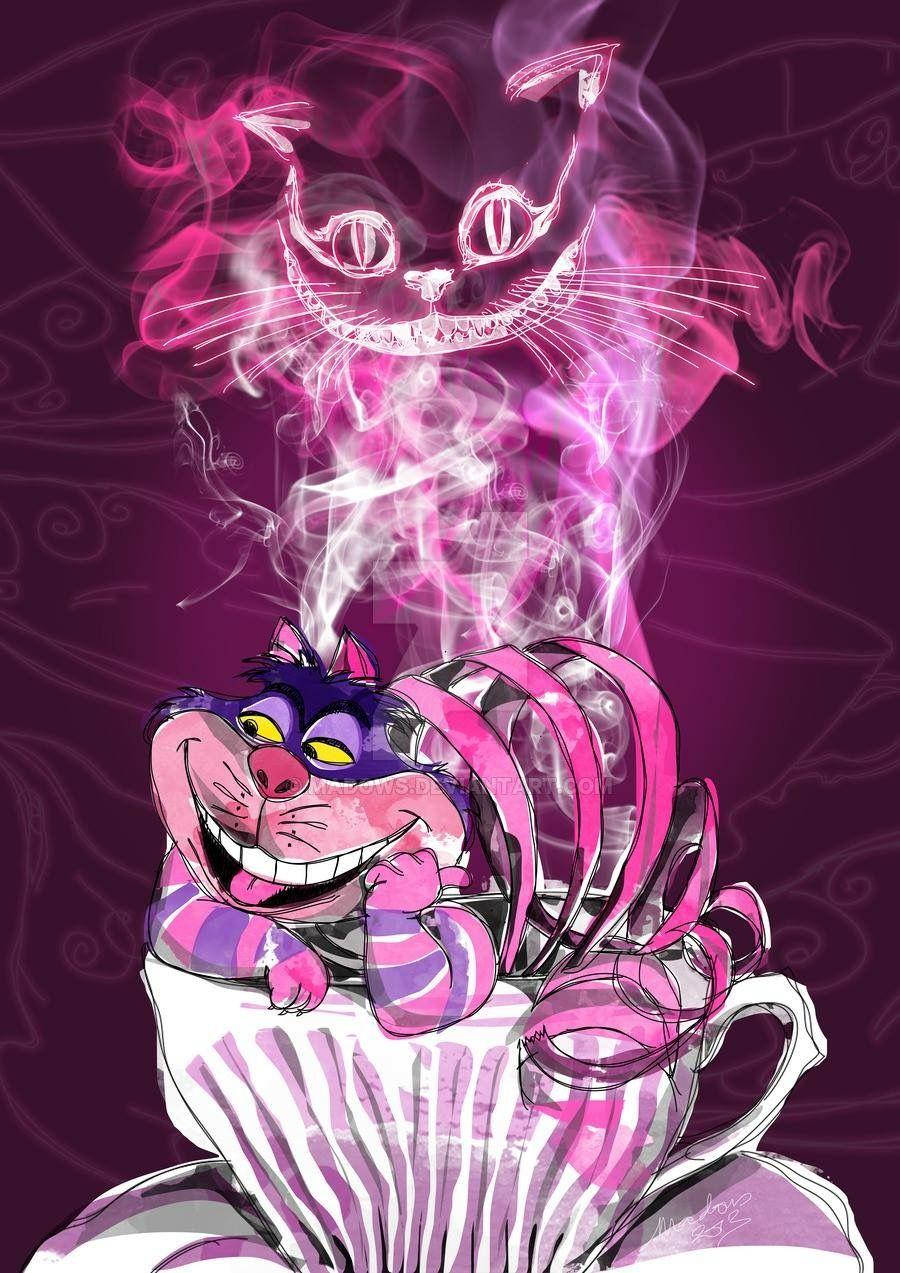 Alice In Wonderland Phone 桌布 壁紙 — 一隻異想天開的粉紫色條紋貓咪懶洋洋地躺在茶杯裡，一隻咧嘴笑的煙霧貓咪在它上方升起，背景是旋轉的黑暗。