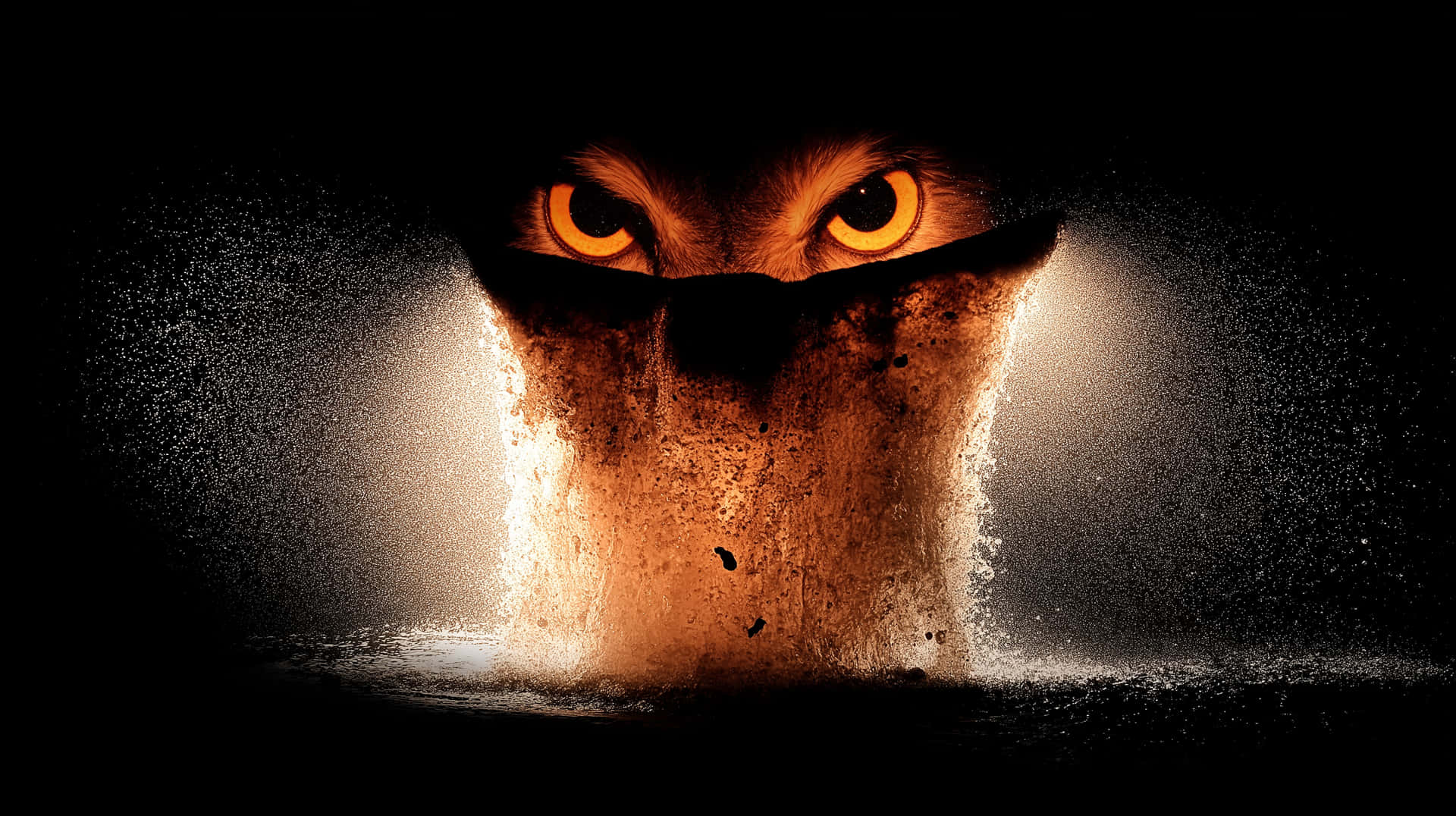 Intense Glowing Eyes 壁紙 — 一隻發光橙色眼睛的貓頭鷹從黑暗中出現，喙中迸發出光芒。