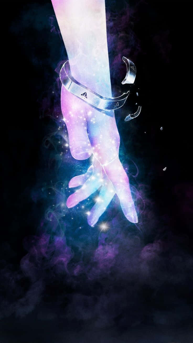 Runaways 桌布 壁紙 — 一隻發光的宇宙之手，戴著破碎的銀色手鐲，穿過旋轉的紫色和藍色星雲，伸向黑暗的虛空。