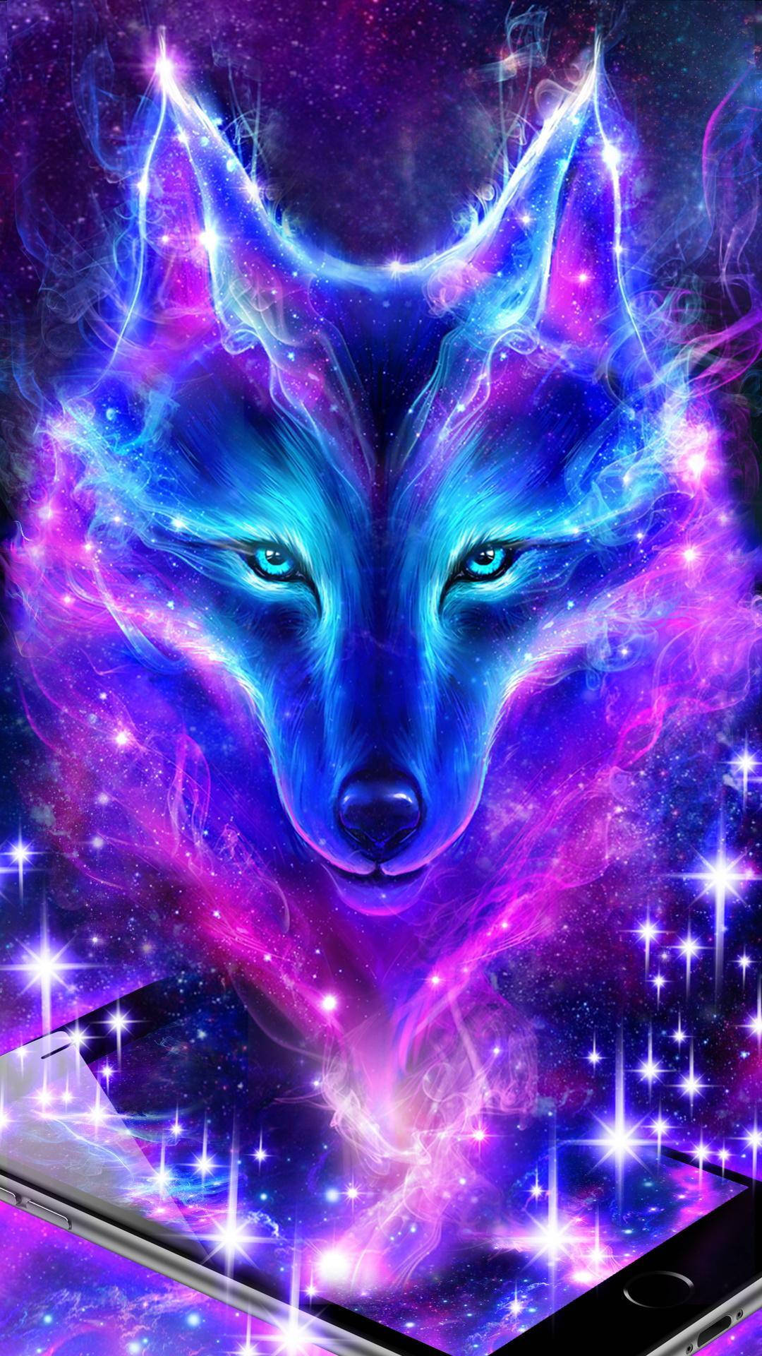 動態圖 桌布 壁紙 — 一隻發光的宇宙狼，帶有電光藍和紫色毛髮，從顯示在智慧型手機螢幕上的星雲中凝視。
