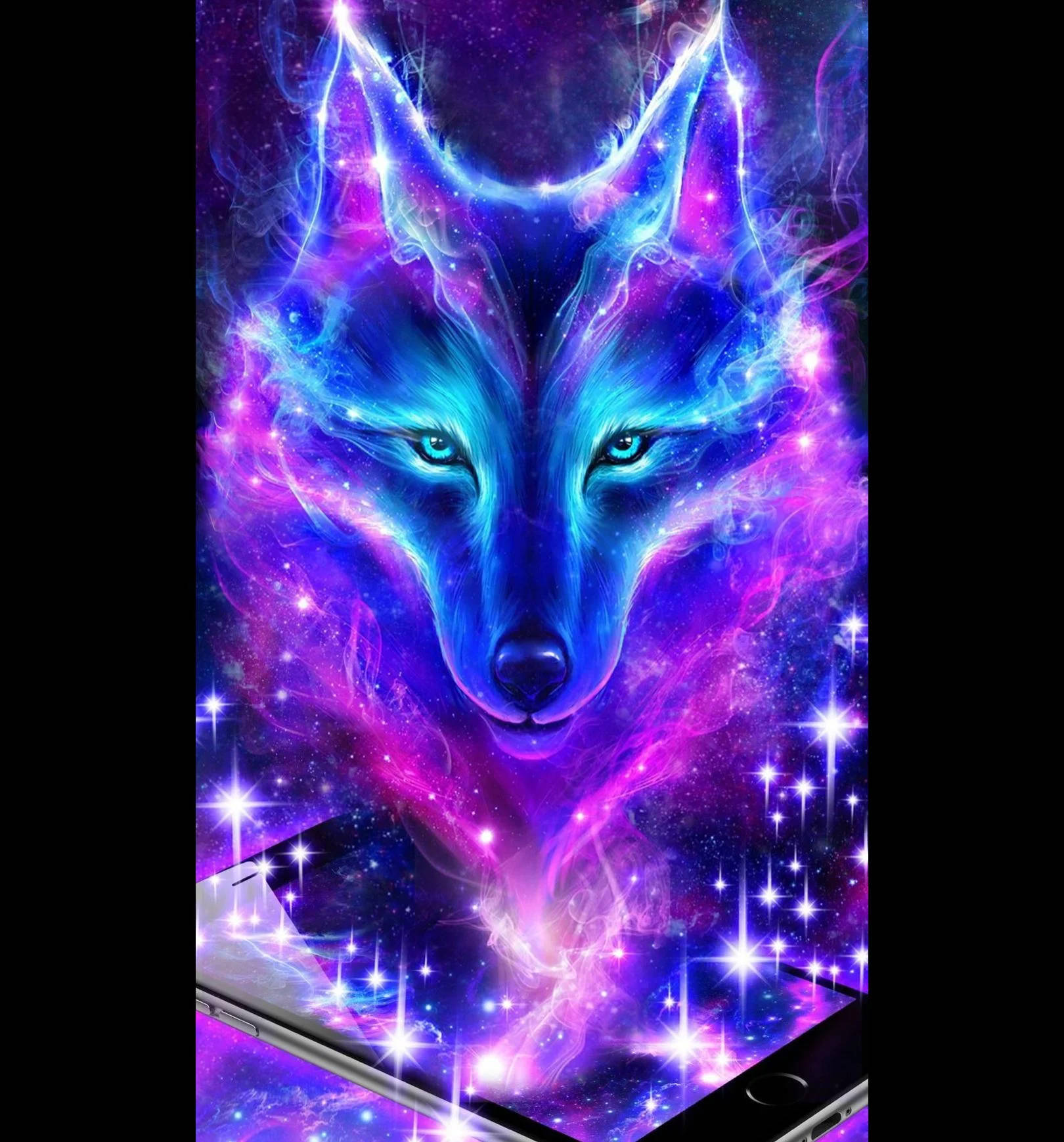 可愛的狼 桌布 壁紙 — 一隻發光的宇宙狼，擁有電光藍眼睛和紫色星雲毛皮，從智慧型手機螢幕上顯示的星空星系中凝視。
