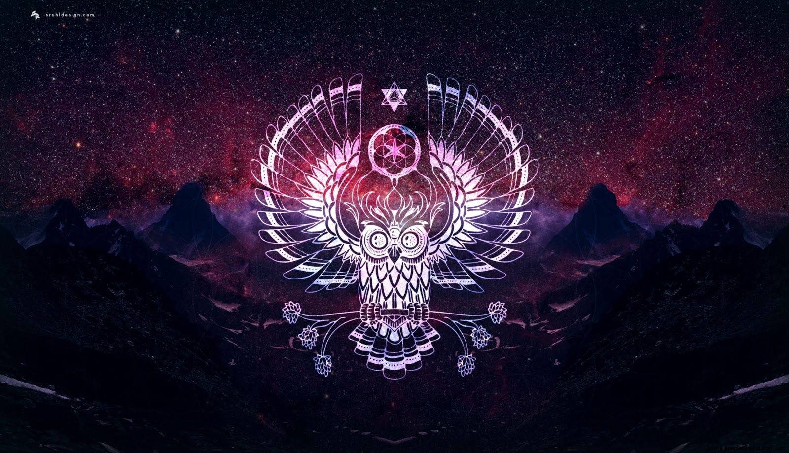 桌布 壁紙 — 一隻發光的幾何貓頭鷹展開翅膀，在繁星宇宙下盤旋於黑暗山脈之上。