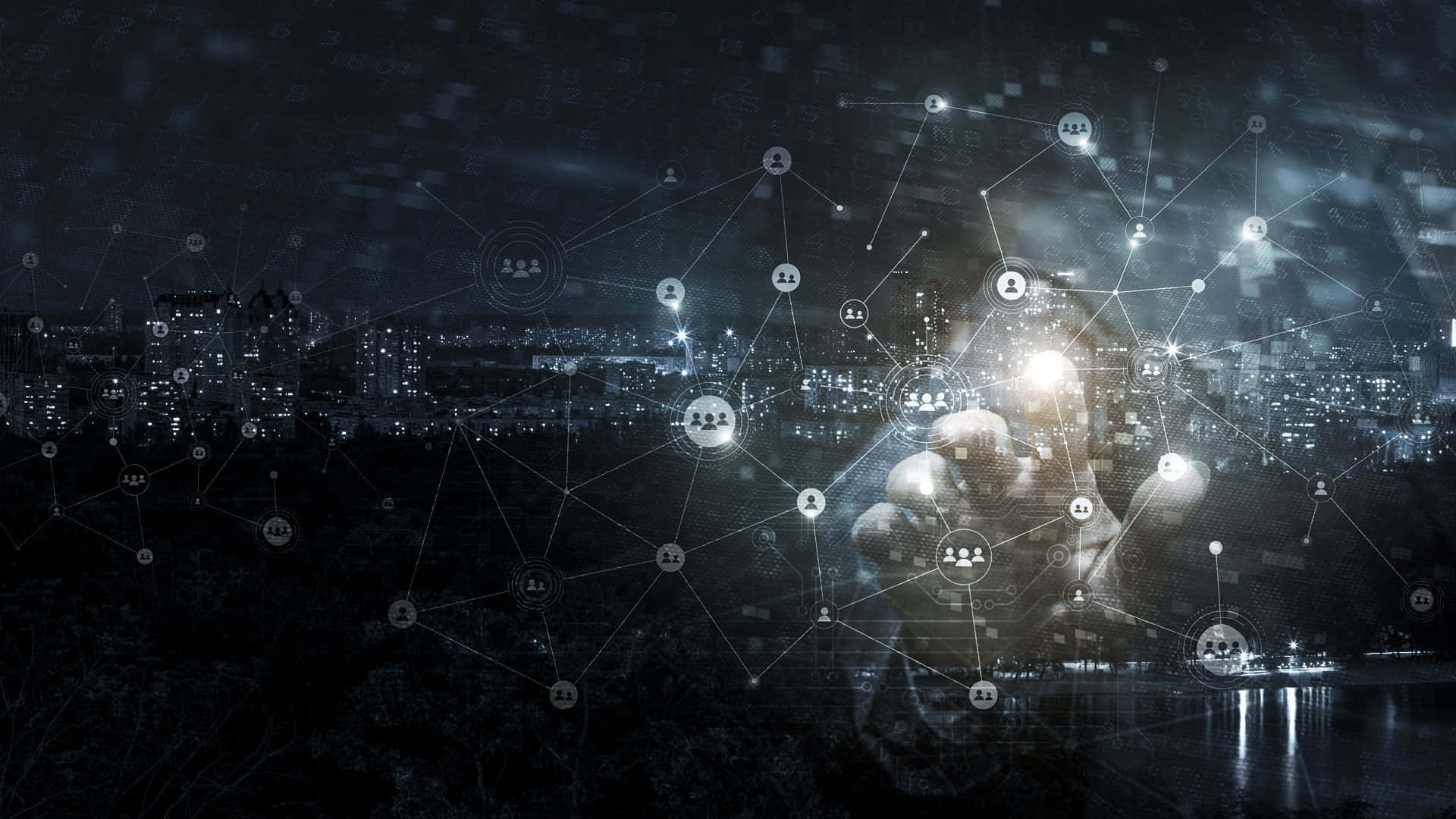 innovation 桌布 壁紙 — 一隻發光的手與覆蓋在夜晚黑暗城市景觀上的數位網路互動。
