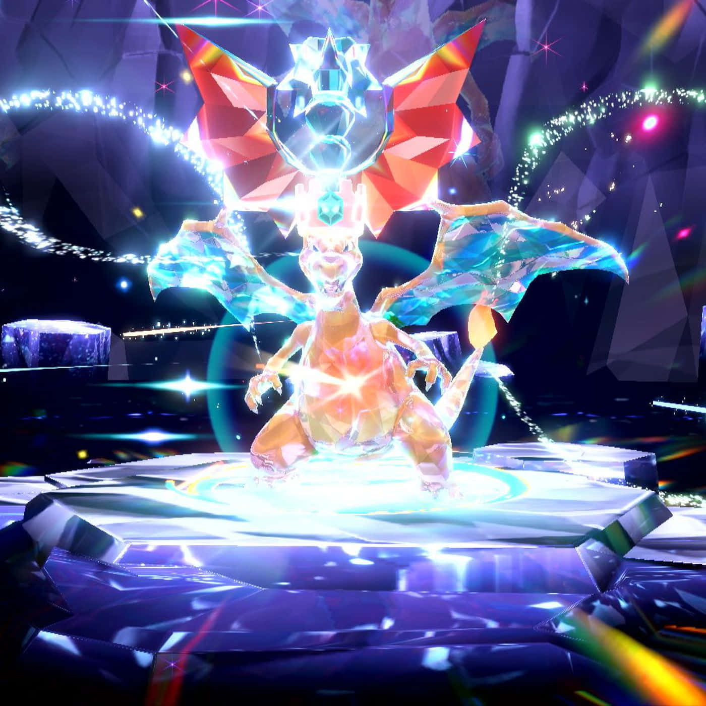 Charizard Pokemon 桌布 壁紙 — 一隻發光的晶體龍，有紅色和藍色的翅膀，在一個黑暗的幾何競技場中，懸浮在一個帶有閃爍光跡的平台上方。