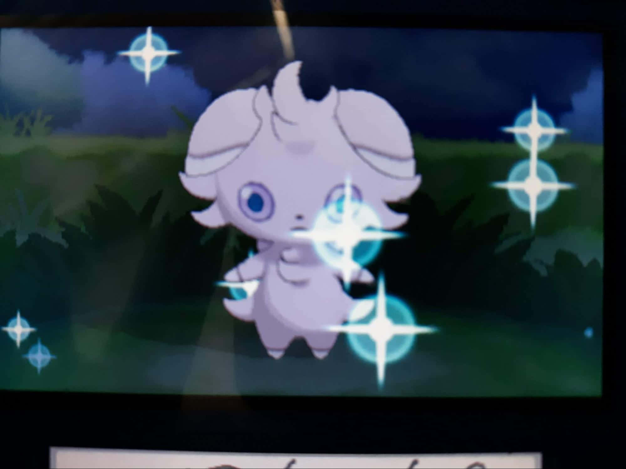 espurr 桌布 壁紙 — 一隻發光的白色動漫生物，擁有藍色眼睛和星爆，在夜晚的黑暗森林中漂浮。