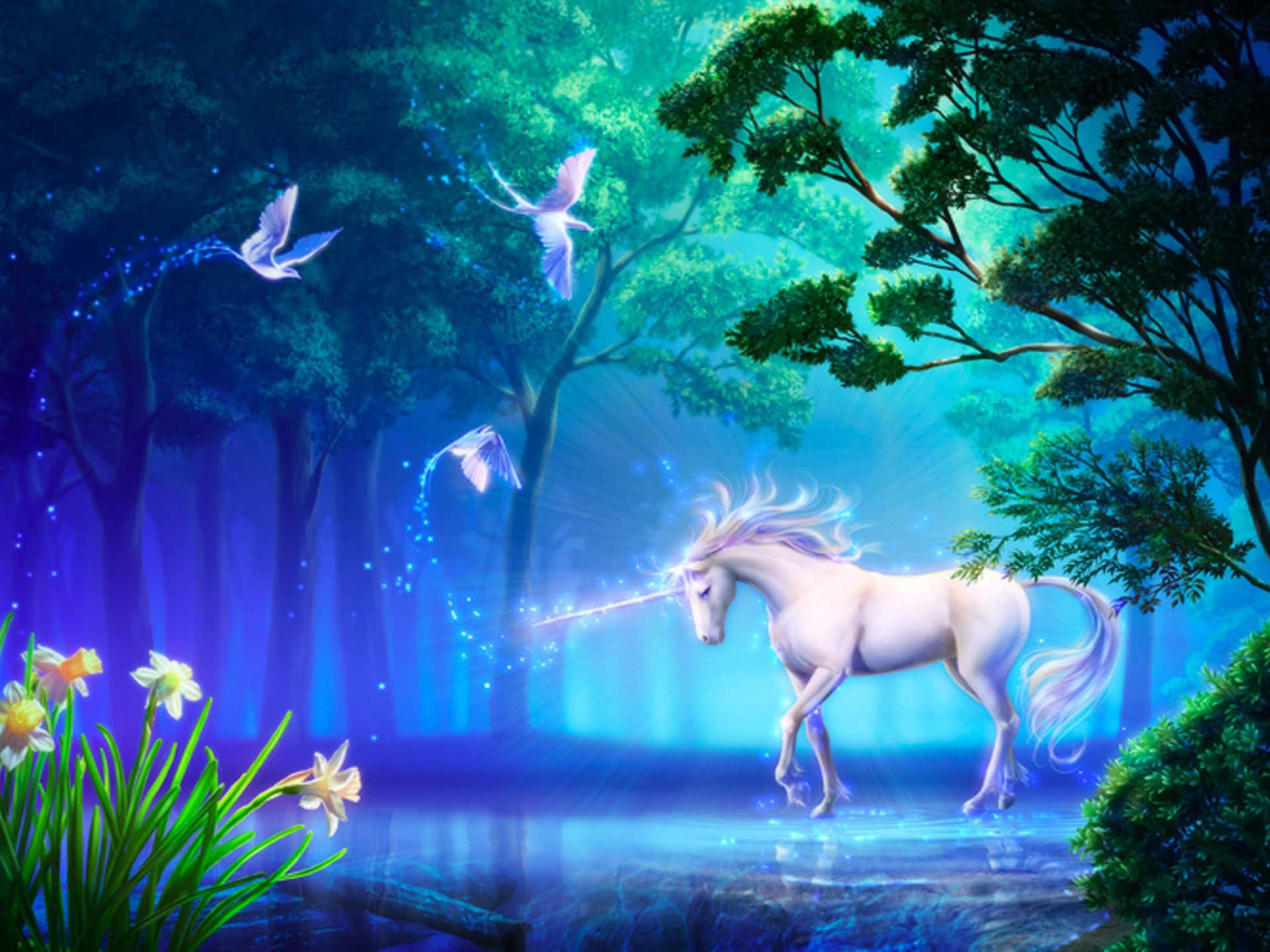 Magical Forest 桌布 壁紙 — 一隻發光的白色獨角獸，帶有閃耀的角，穿過沐浴在藍色和綠色光芒中的神秘森林，伴隨著飛舞的鳥兒和水仙花。