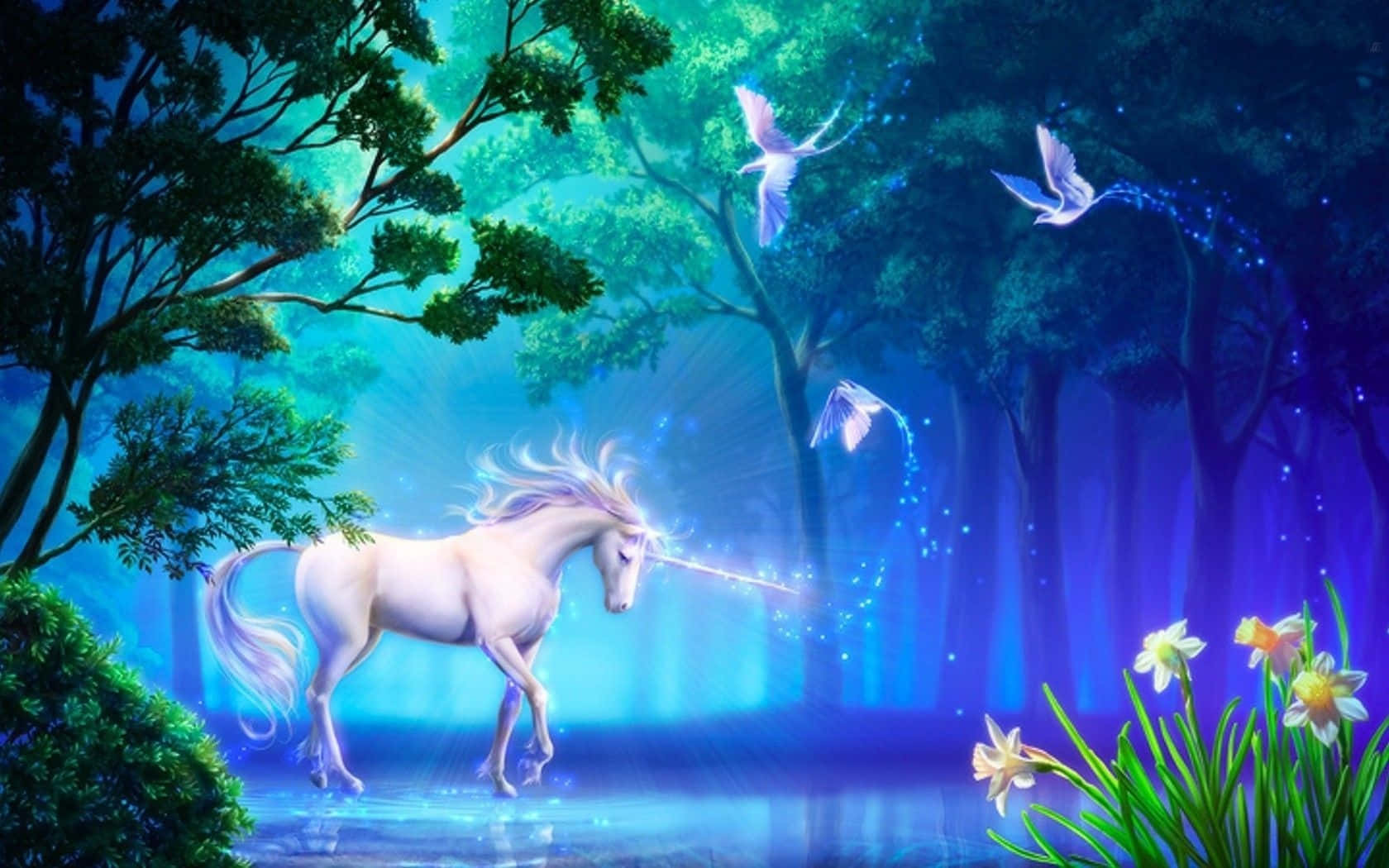 Real Unicorn 桌布 壁紙 — 一隻發光的白色獨角獸，帶有閃耀的角，在沐浴於藍色和綠色光芒的神秘森林中大步前行，魔法鳥兒在頭頂翱翔。