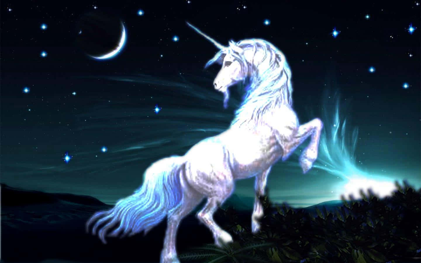 Real Unicorn 桌布 壁紙 — 一隻發光的白色獨角獸在繁星點點的夜空下，伴隨著新月和魔法般的藍色光環，威嚴地揚起前蹄。