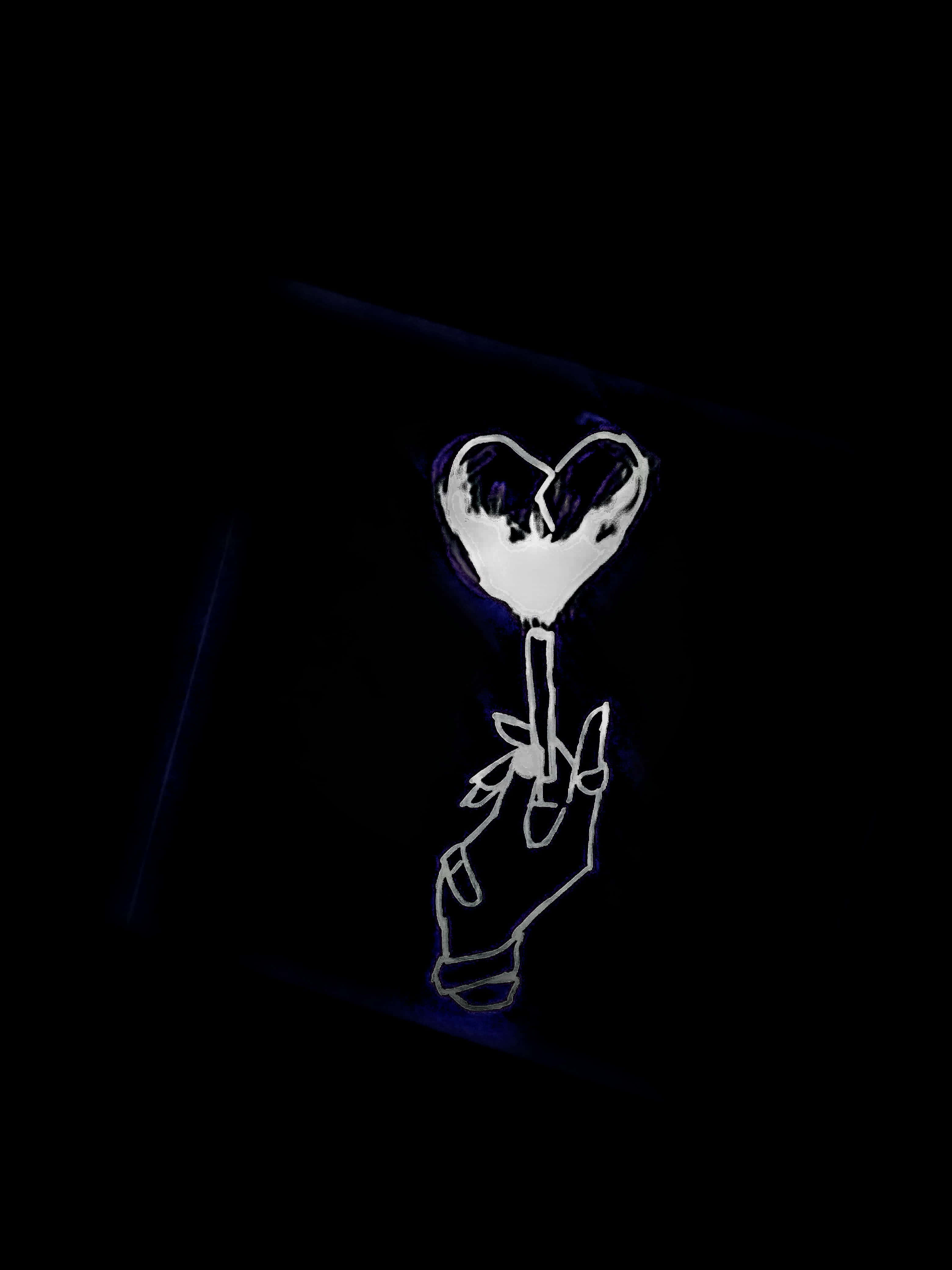 Aesthetic Black Heart 桌布 壁紙 — 一隻發光的白色線條藝術手在帶有藍色光線點綴的黑暗背景中，握著一個破碎的心形棒棒糖。