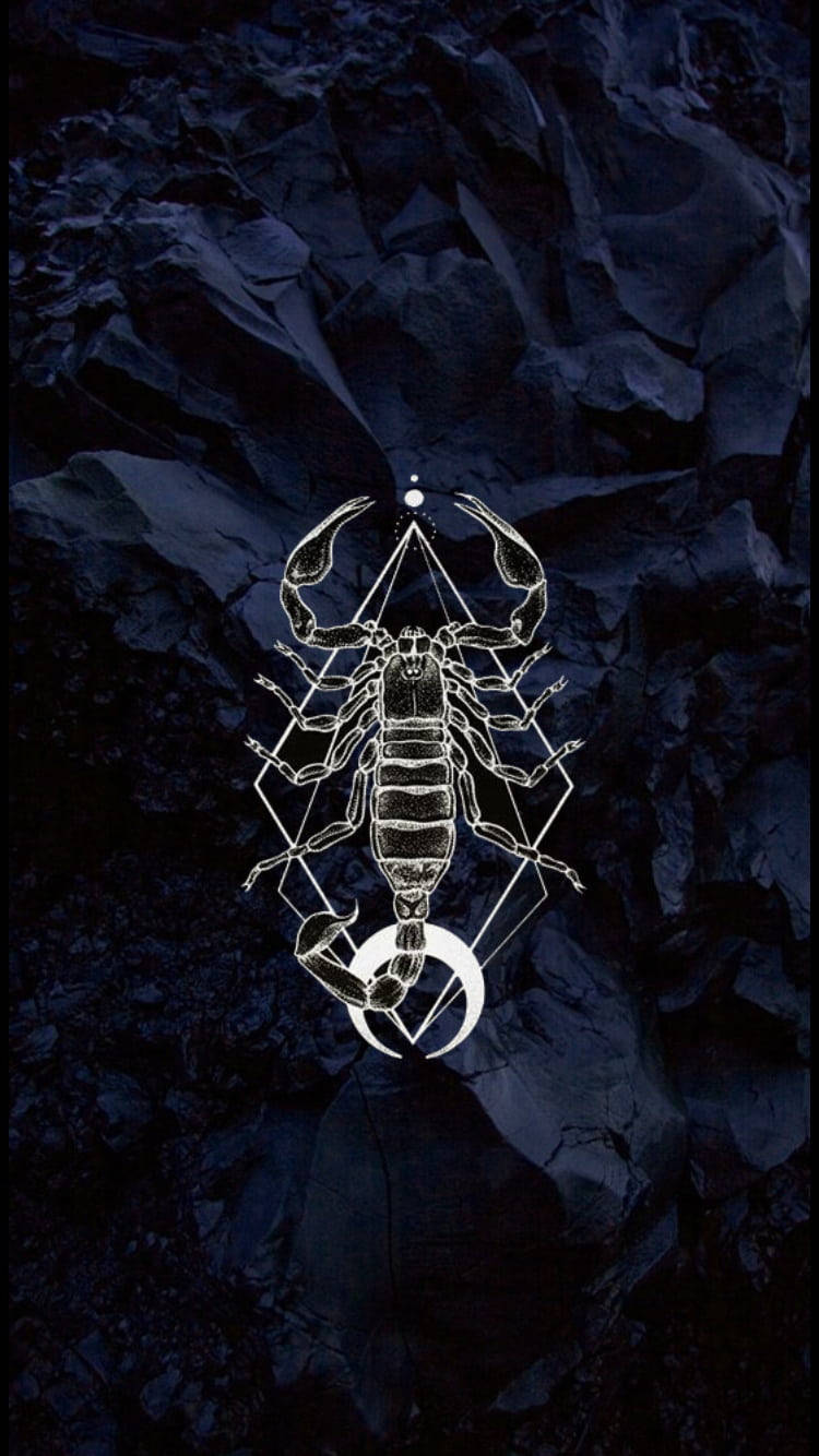 Scorpio 桌布 壁紙 — 一隻發光的白色蠍子以幾何線條勾勒，躺臥在彎月上，背景為深色紋理。