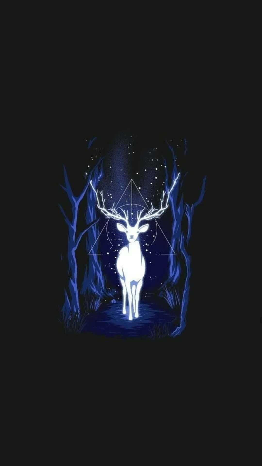 Patronus 桌布 壁紙 — 一隻發光的白色鹿，帶有幾何形狀的鹿角，站在神秘藍色森林中，星空夜空下。
