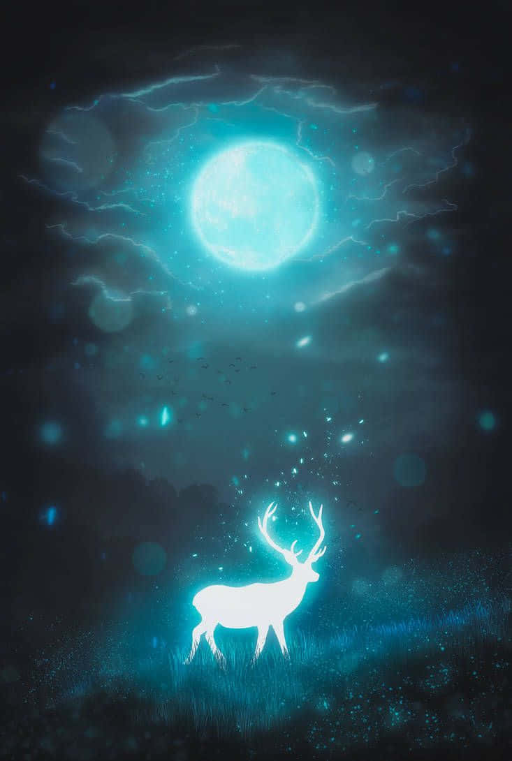 Cool Deer 桌布 壁紙 — 一隻發光的白色鹿站在神秘的原野上，周圍是閃爍的粒子和烏雲，下方是光芒四射的藍月。