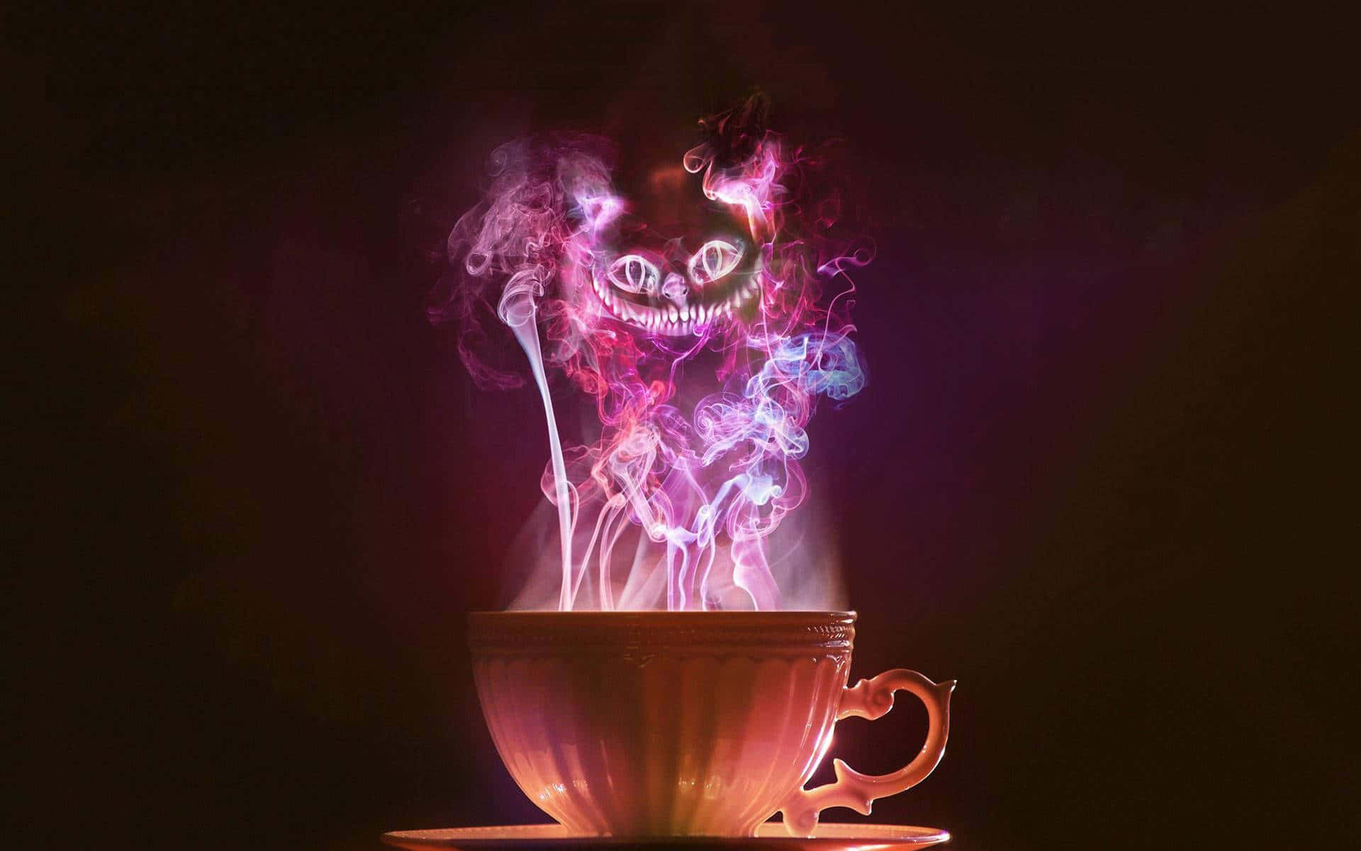 Alice Wonderland Aesthetic 桌布 壁紙 — 一隻發光的粉藍色煙霧貓，長有尖銳牙齒，從冒著蒸汽的茶杯中升起，背景為黑暗。