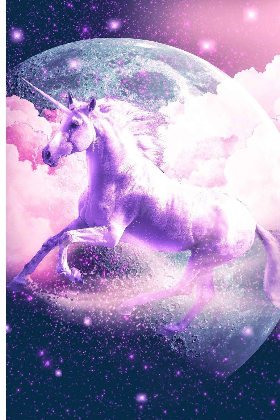 獨角獸 桌布 壁紙 — 一隻發光的紫色獨角獸優雅地奔馳在一個被粉紅雲朵和閃爍星星環繞的天體月亮上。