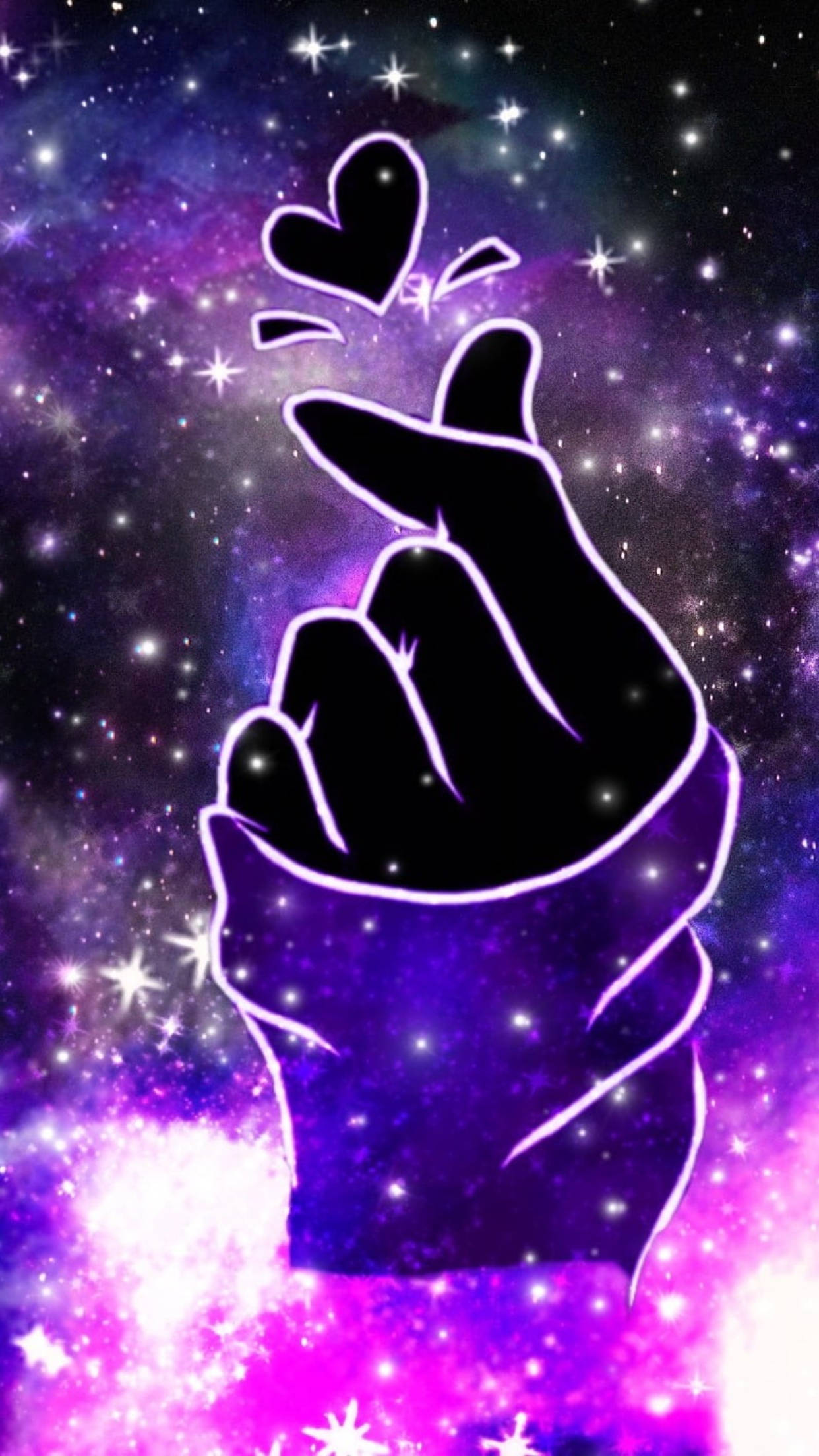 銀河 桌布 壁紙 — 一隻發光的紫色輪廓手在閃爍的宇宙背景（有星星和星雲）中做出心形手勢。