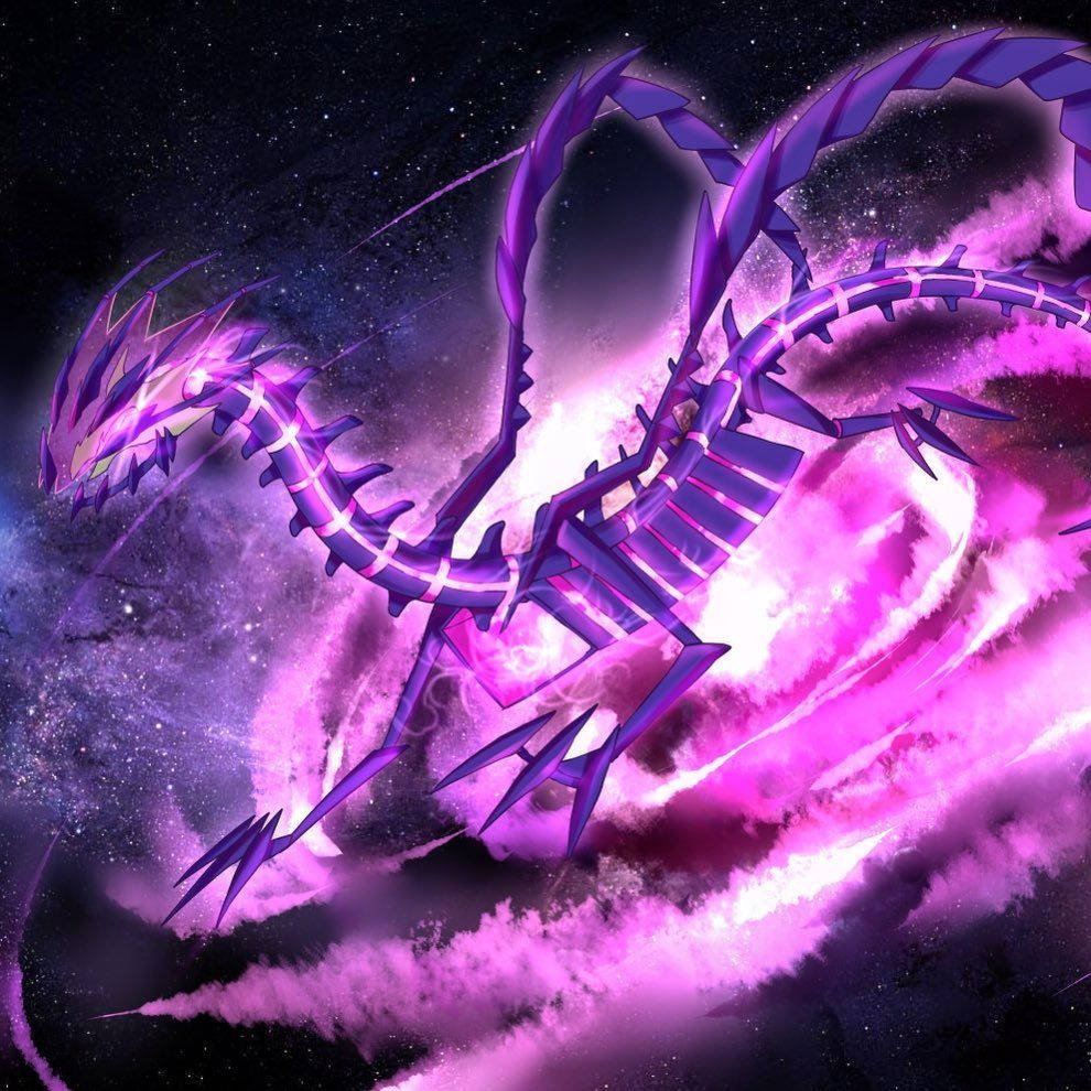 寶可夢 桌布 壁紙 — 一隻發光的紫色龍，帶有鋒利的尖刺，翱翔於充滿星星和粉紅色能量雲的宇宙星雲中。