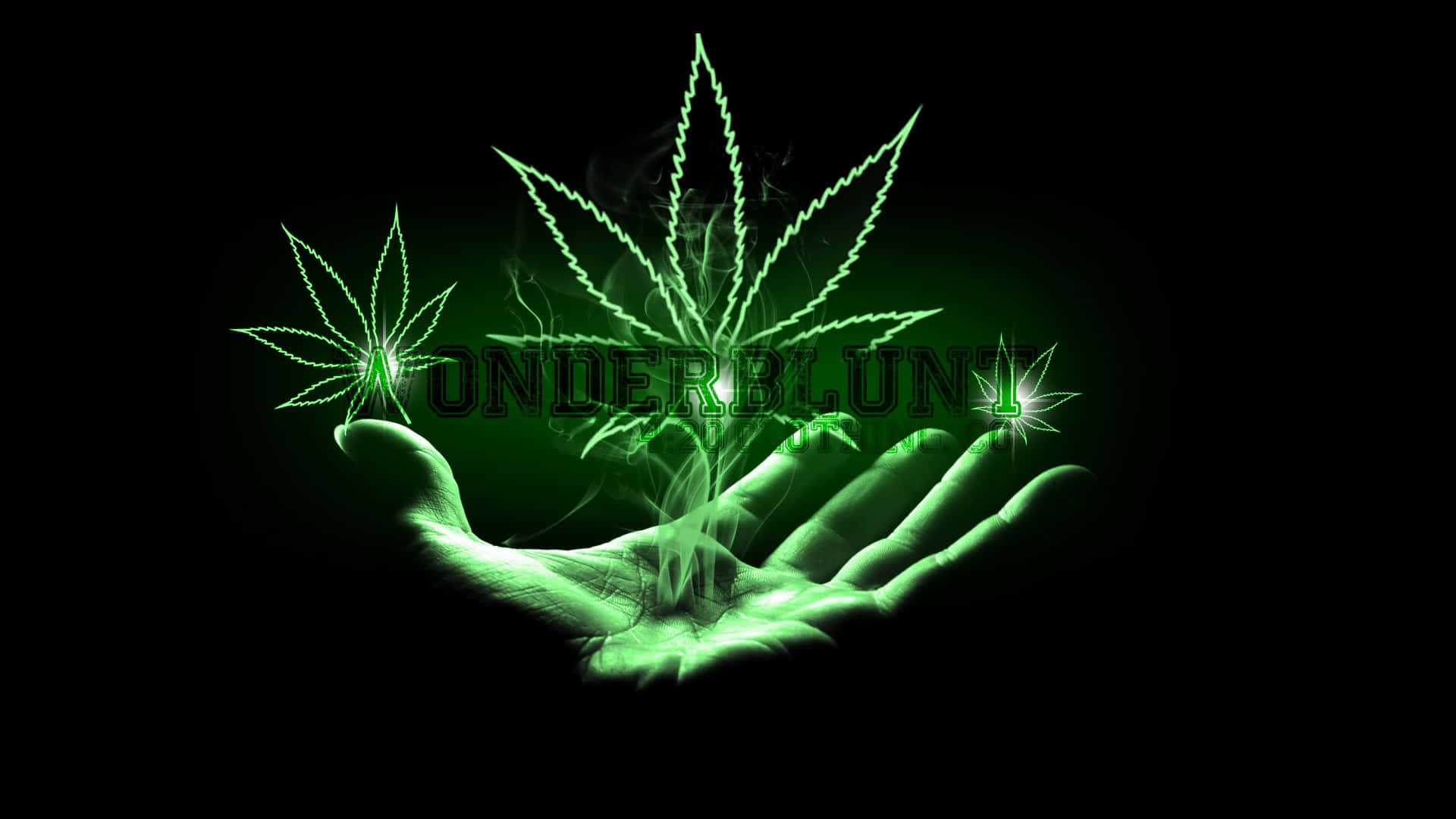 Marijuana Leaf 桌布 壁紙 — 一隻發光的綠色手掌捧著一株閃耀的大麻植物，煙霧在黑色背景中升起。