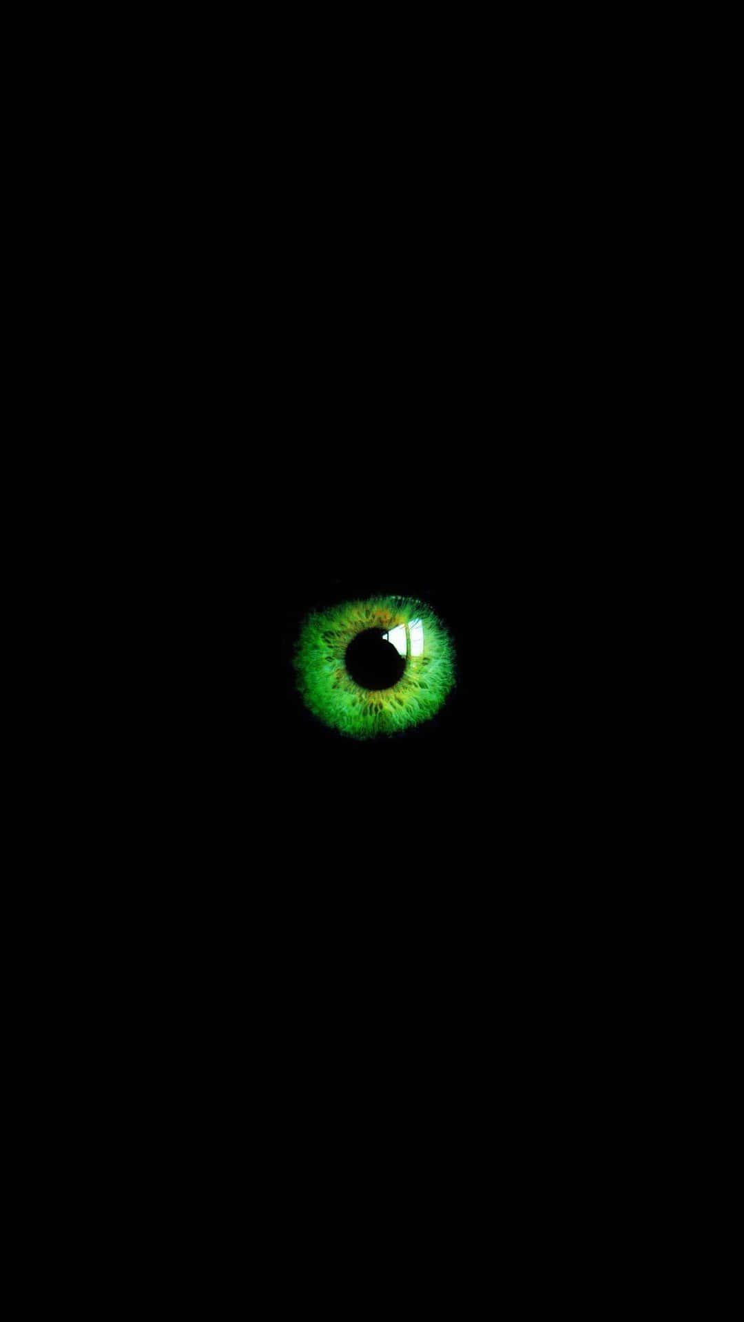 Eyes 桌布 壁紙 — 一隻發光的綠色眼睛在漆黑一片的虛空中強烈凝視，散發著神秘與警覺。