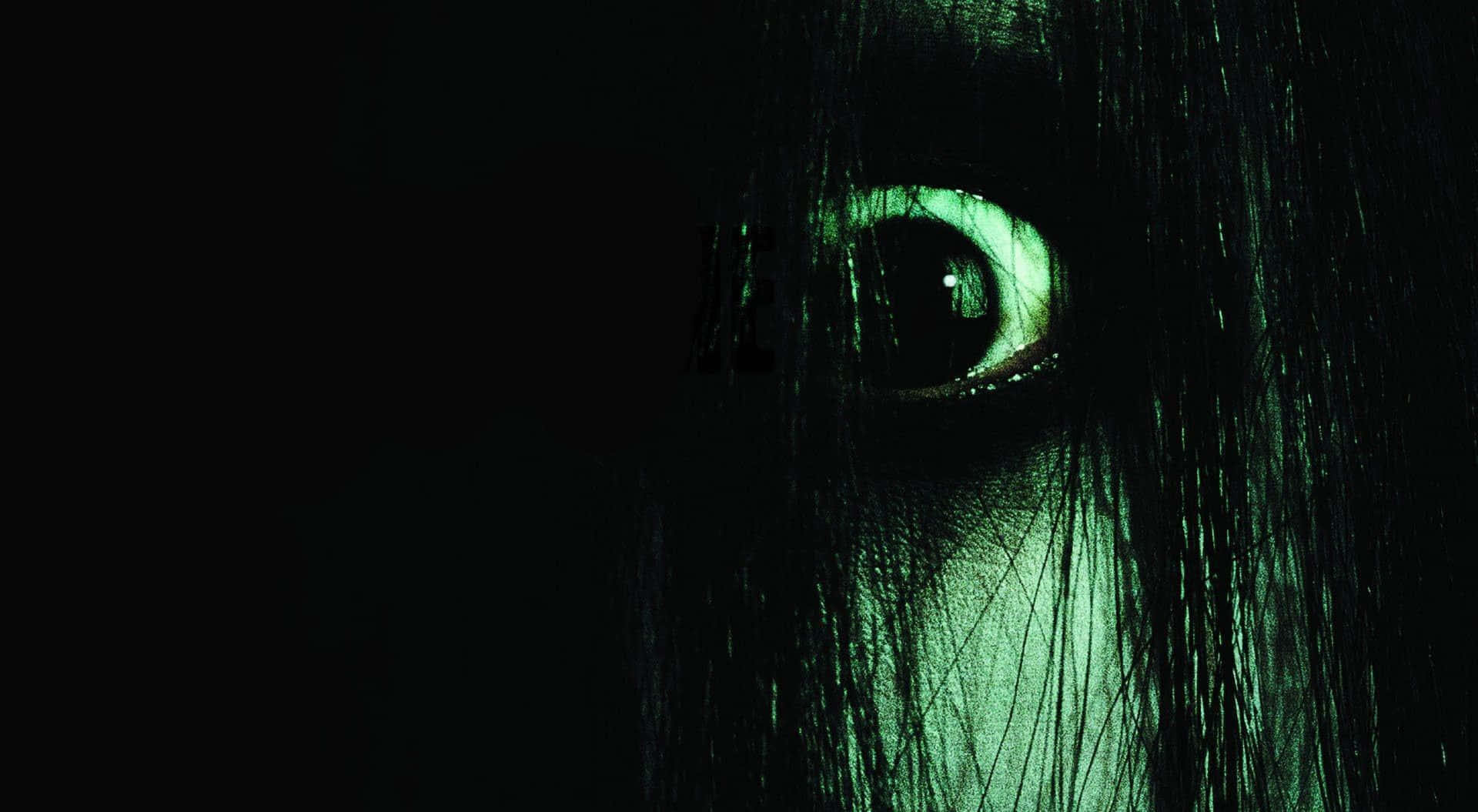 Dark Fear 桌布 壁紙 — 一隻發光的綠色眼睛穿過黑暗潮濕的頭髮，在陰影特寫恐怖場景中凝視。