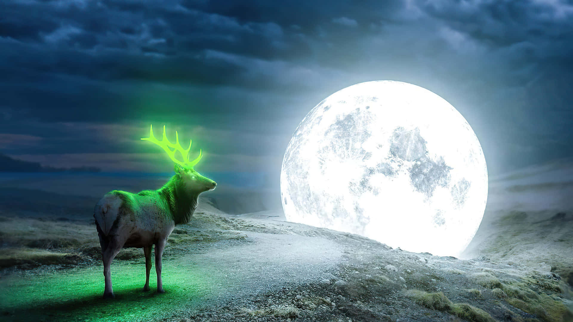 Deer Desktop 桌布 壁紙 — 一隻發光的綠色雄鹿站在山丘上，背景是巨大滿月和黑暗多雲的夜空。