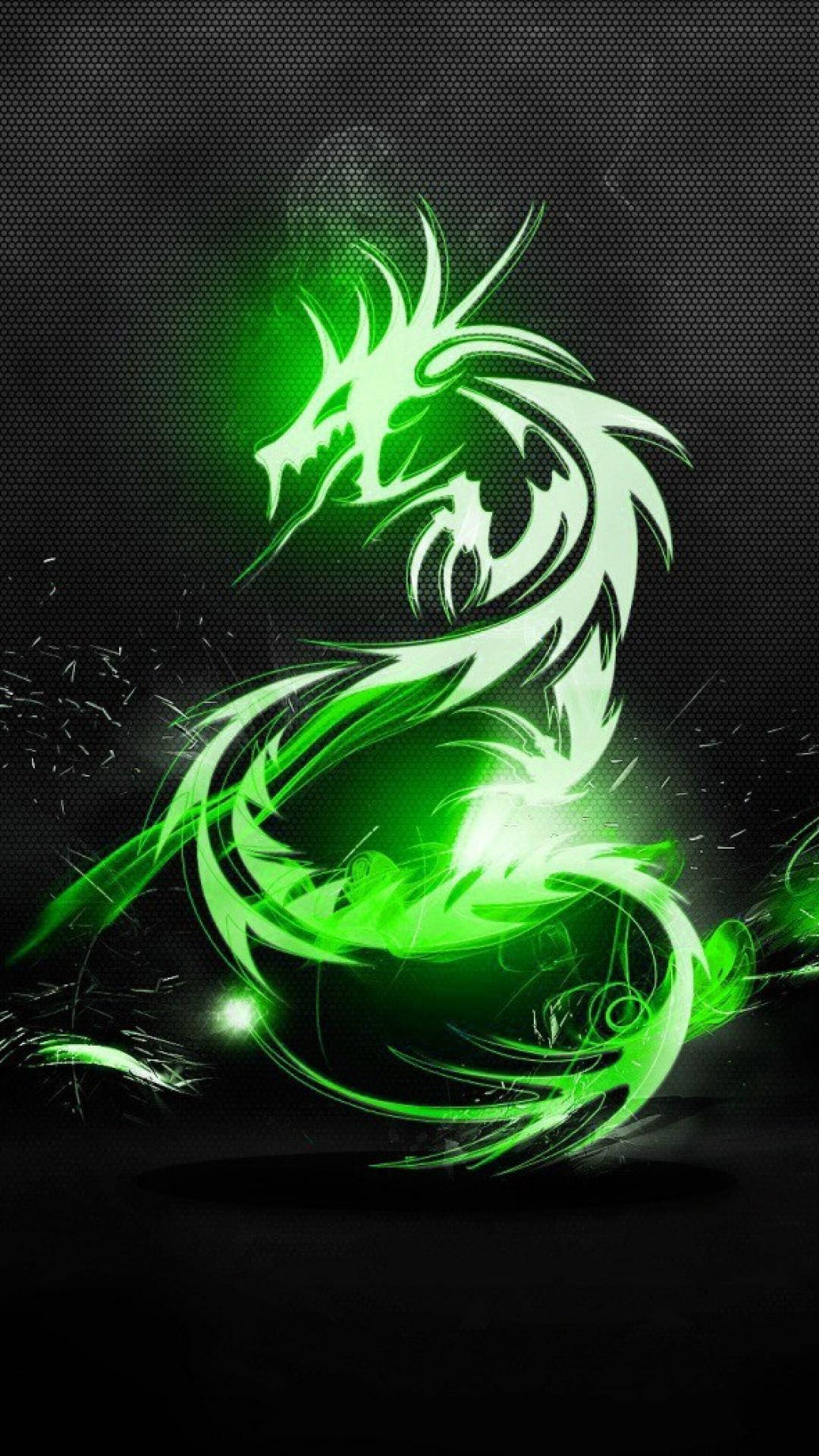 Green Dragon 桌布 壁紙 — 一隻發光的綠色龍，帶有尖銳的棘刺和飄逸的鬃毛，在深色紋理背景上動態盤繞。
