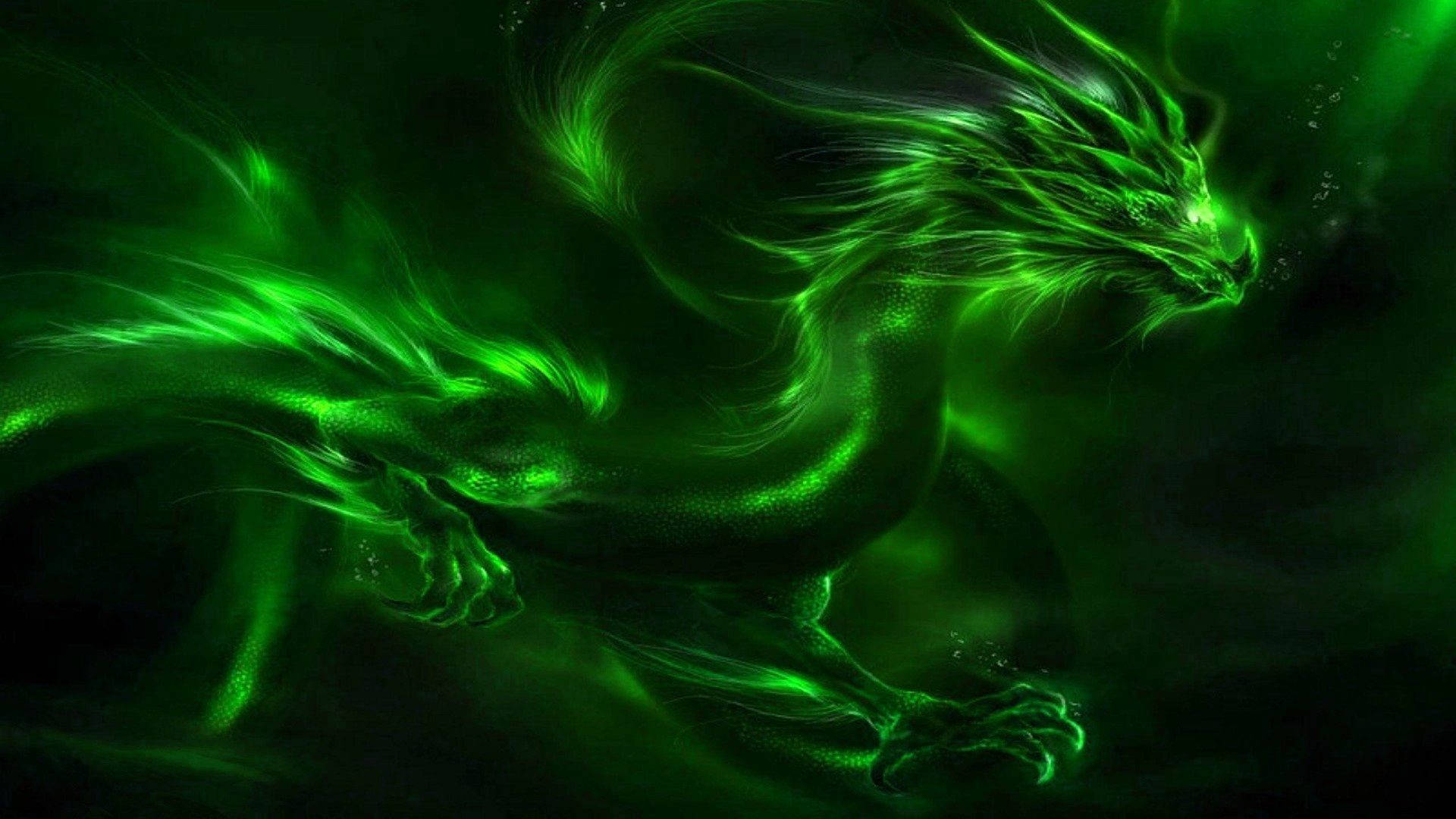 Green Dragon 桌布 壁紙 — 一隻發光的綠色龍，帶有發光鱗片和飄逸鬃毛，從黑暗中出現在神秘的數位藝術作品中。