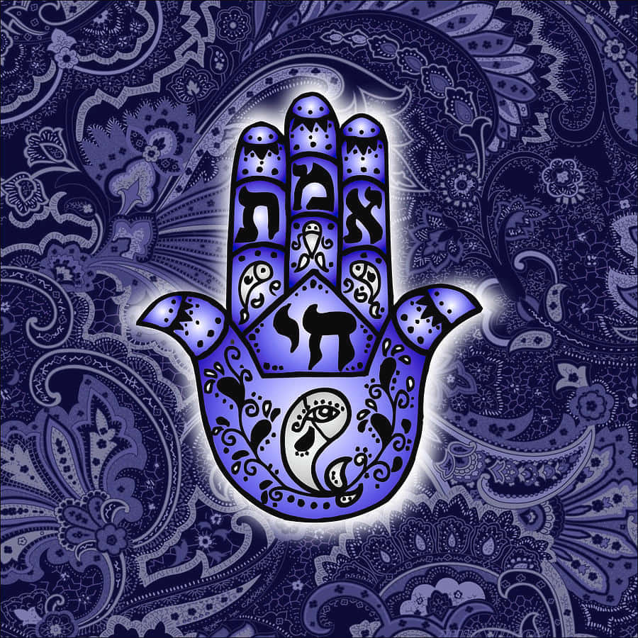 Hamsa 桌布 壁紙 — 一隻發光的藍色哈姆薩手，帶有希伯來字母和符號，在深紫色佩斯利圖案背景上散發光芒。