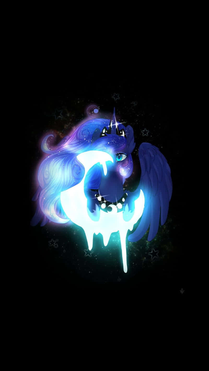 Nightmare Moon 桌布 壁紙 — 一隻發光的藍色小馬，有翅膀和角，在星空的黑色背景上散發著魔法光芒。