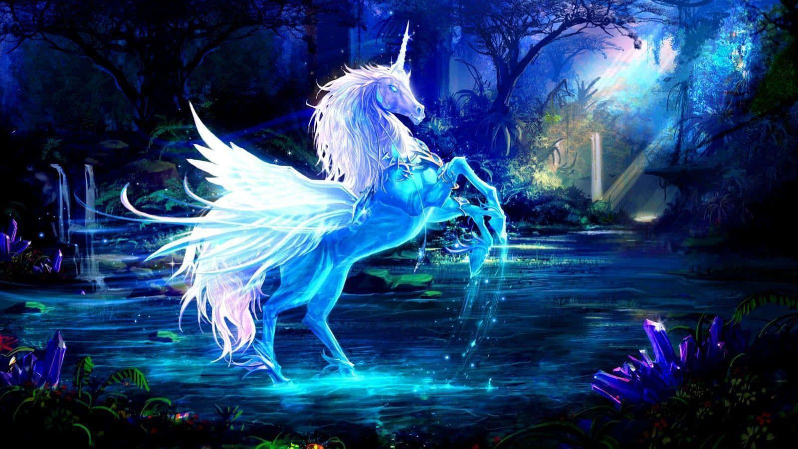 Unicorn Coloring 桌布 壁紙 — 一隻發光的藍色有翼獨角獸站在月光下的神秘森林溪流中，光芒穿過樹木。
