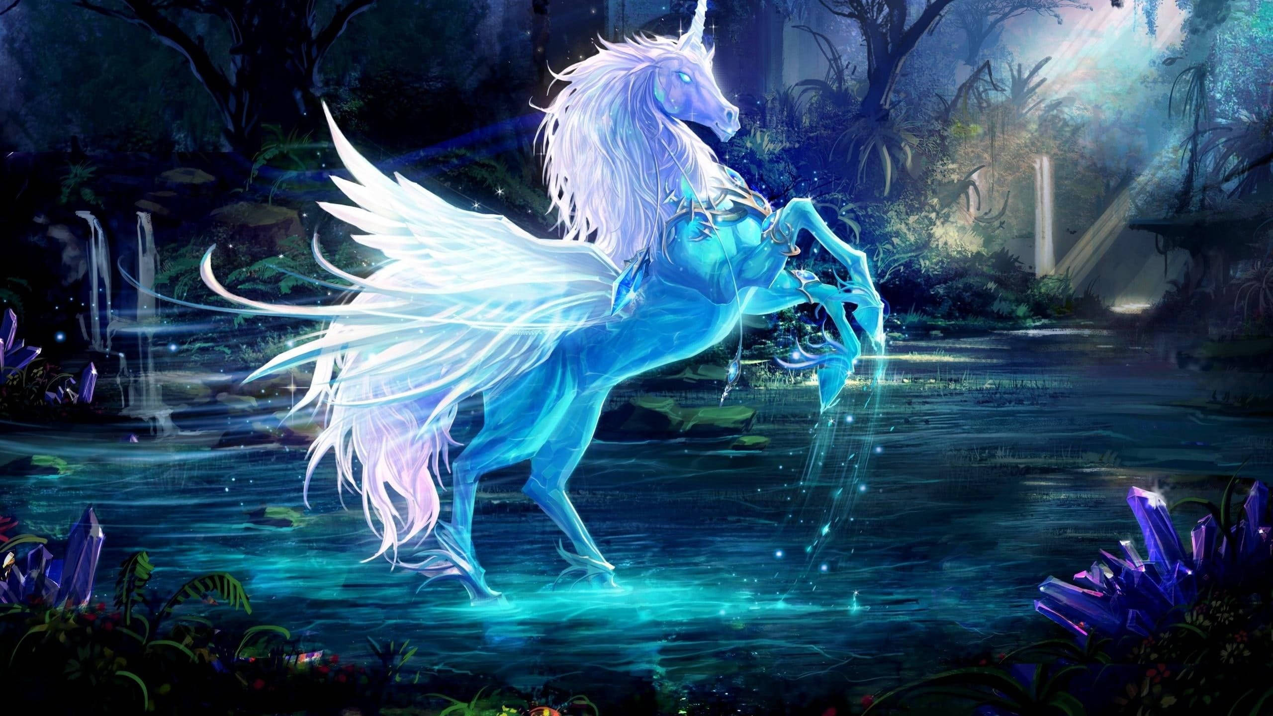 Wings 桌布 壁紙 — 一隻發光的藍色有翼獨角獸站在神秘的森林溪流中，周圍環繞著紫色水晶和空靈的光芒。