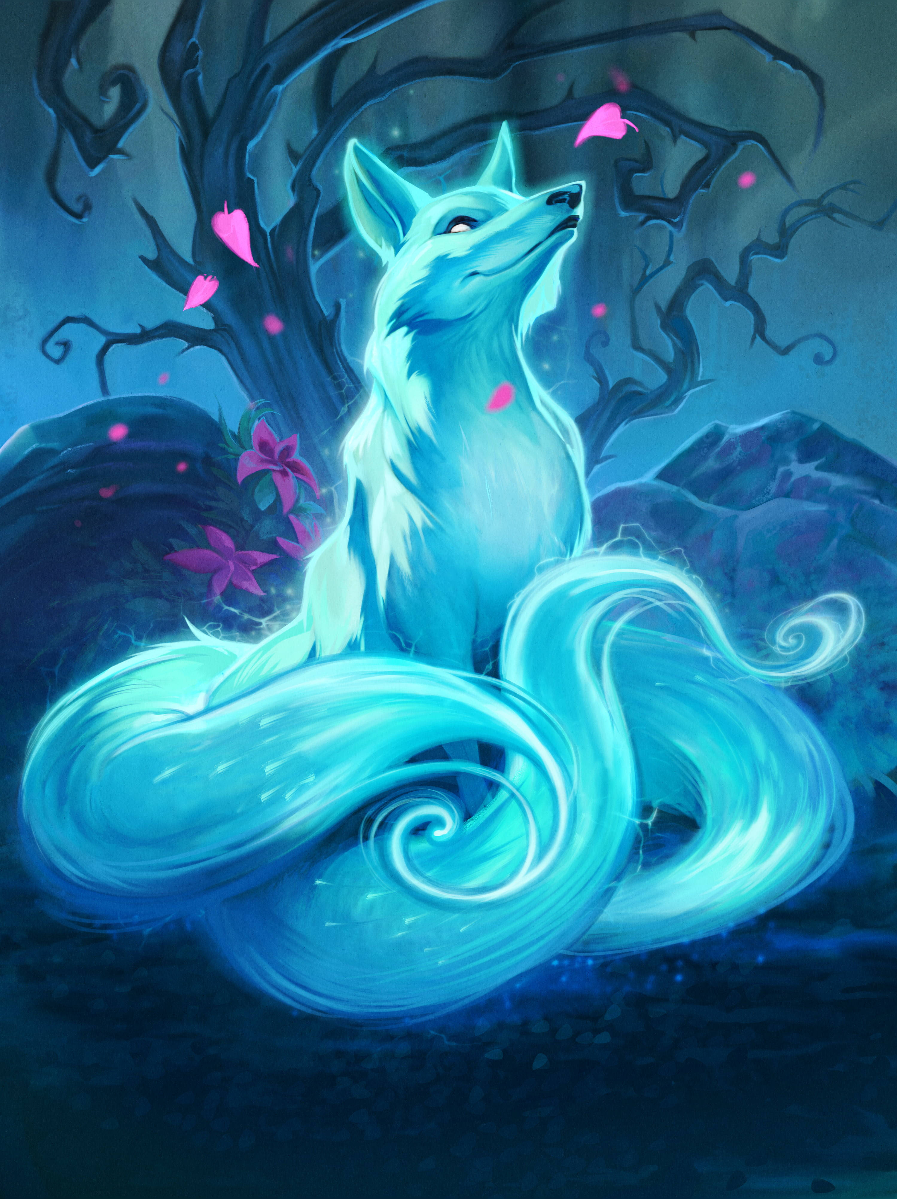 狐狸 桌布 壁紙 — 一隻發光的藍色狐狸，尾巴盤旋，坐在一棵扭曲的樹下，粉紅色的花瓣在神秘的夜晚飄落。