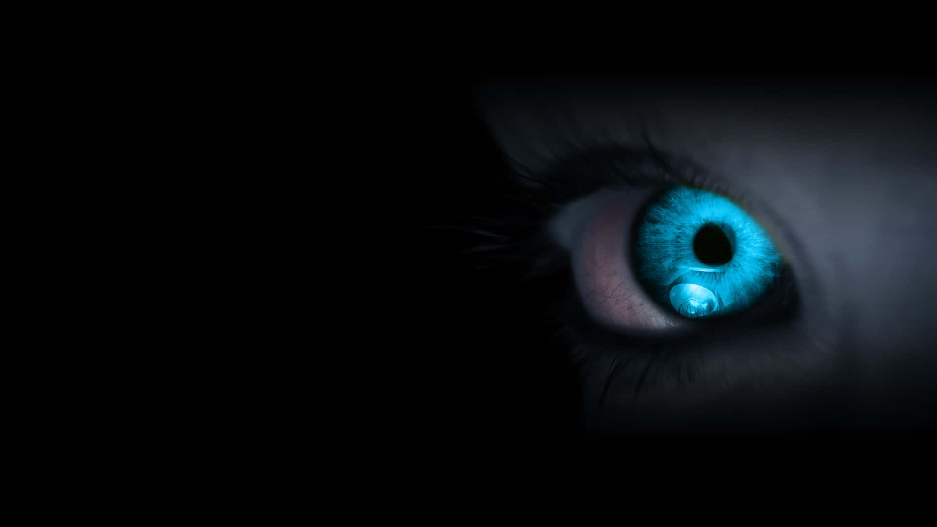 Eyeball 桌布 壁紙 — 一隻發光的藍色眼睛從黑暗中強烈凝視，表面有一滴閃爍的淚珠。