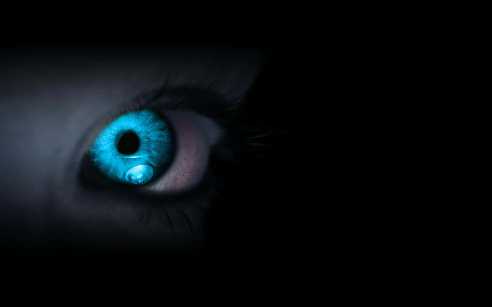 Eyes 桌布 壁紙 — 一隻發光的藍色眼睛從黑暗中強烈凝視，表面閃爍著淚珠。