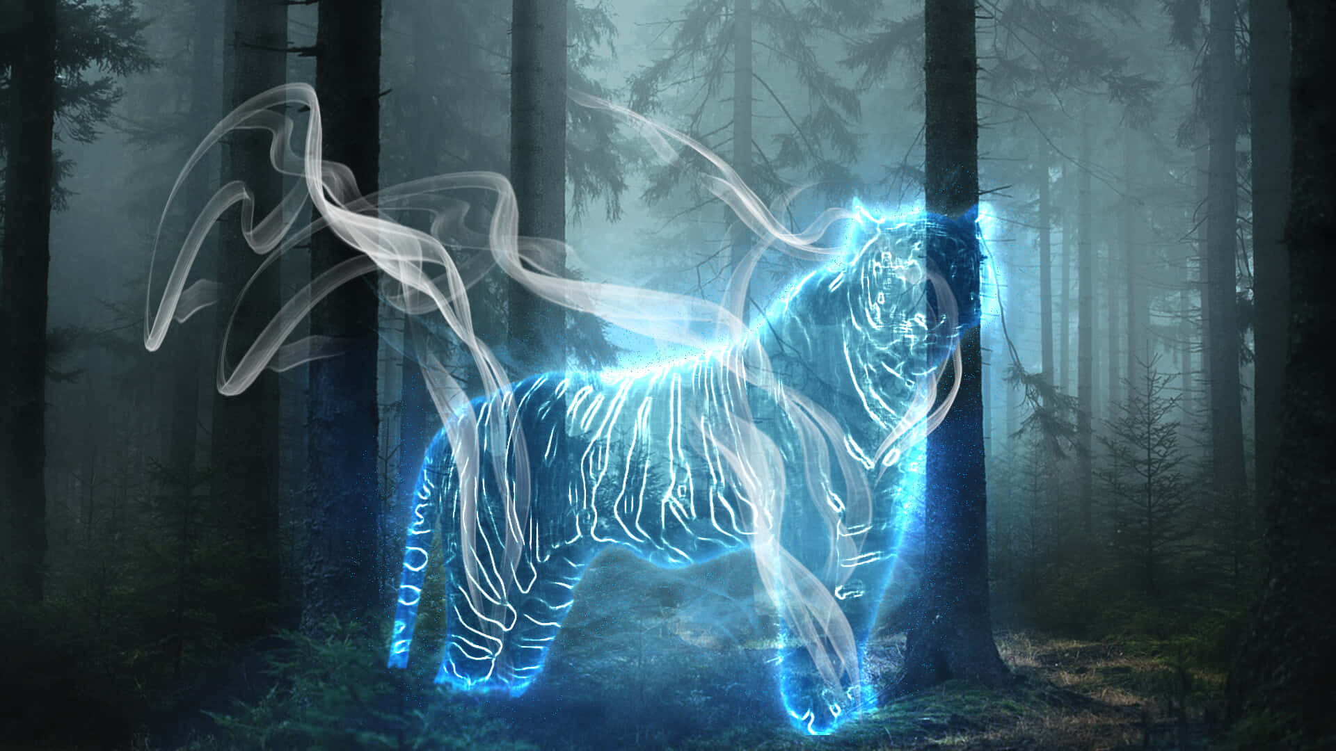 Patronus 桌布 壁紙 — 一隻發光的藍色老虎，帶有虛幻的煙霧翅膀，威嚴地站在迷霧籠罩的黑暗森林中。