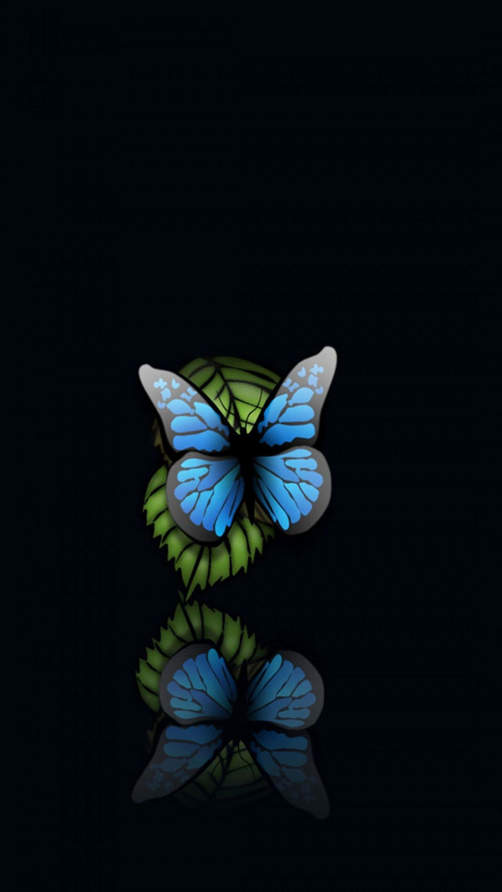 Dark Butterfly 桌布 壁紙 — 一隻發光的藍色蝴蝶，帶有綠色葉狀翅膀，棲息在黑暗的表面上，下方有光滑的倒影。