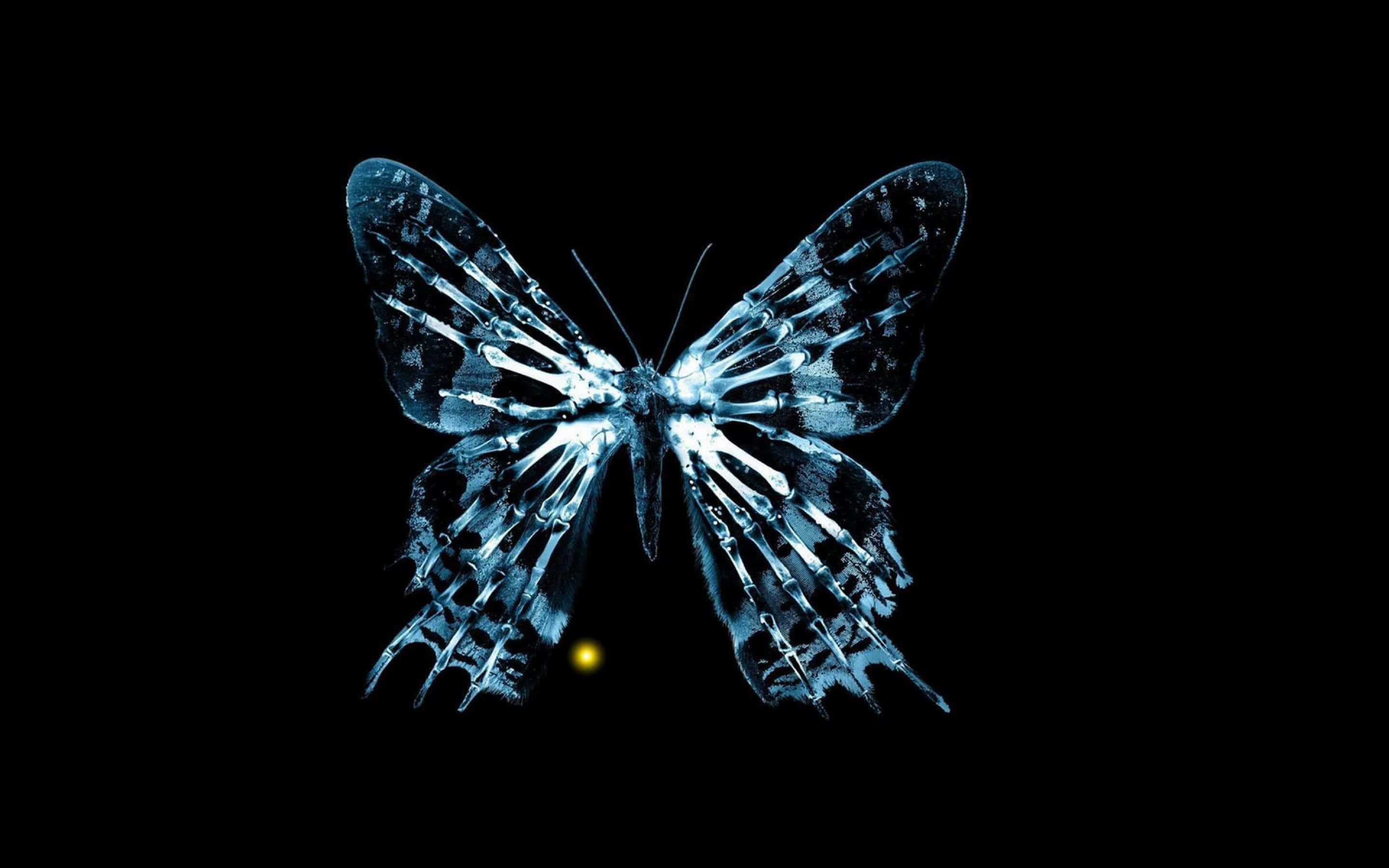 Cool Butterfly 桌布 壁紙 — 一隻發光的藍色蝴蝶，帶有複雜的骨骼翅膀，漂浮在黑色虛空中，下方有一個金色圓點。