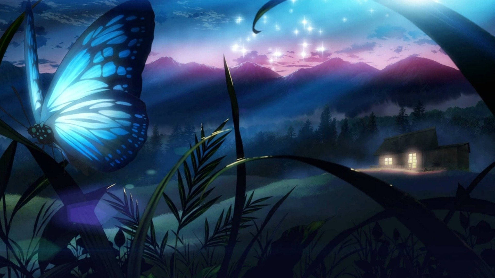 night butterfly 桌布 壁紙 — 一隻發光的藍色蝴蝶在霧氣瀰漫的草地上盤旋，遠處的小屋在暮色山巒映襯下散發溫暖光芒。